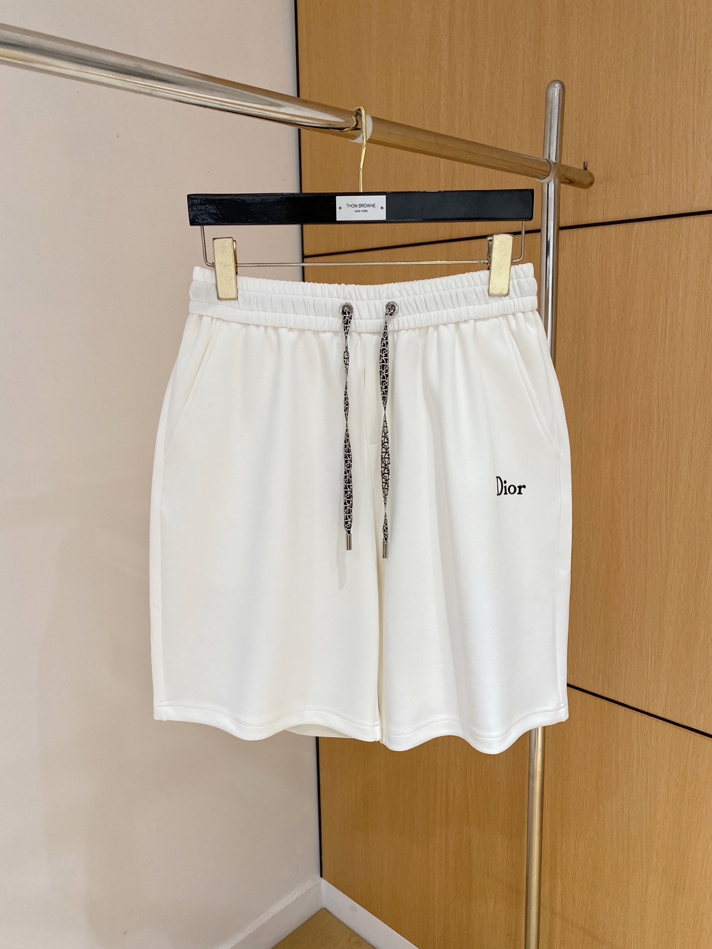 NO:875018,Dior's 2026 spring and summer new men's casual loose shorts, three-quarter pants, high-end goods, simple, fashionable and generous, customized original imported fabrics, simple and refreshing, high-quality workmanship details, exquisite, simple and generous, versatile style, elegant and handsome upper body, brand new sense of sight!  The appearance is incomparable, the details are in place, and the upper body is not picky!  Size M-3XL 08,,dior,shorts,19860909迪奥 2026春夏新款男士休闲宽松短裤 五分裤 高端货简洁时尚大方定制原版进口面料简洁利落又清爽品质做工细节精美简约大方百搭款 上身优雅帅气,焕然一新的即视感！品相无敌,细节都很到位,上身不挑人！ 码数M-3XL 08,,dior,shorts,,Men's clothing