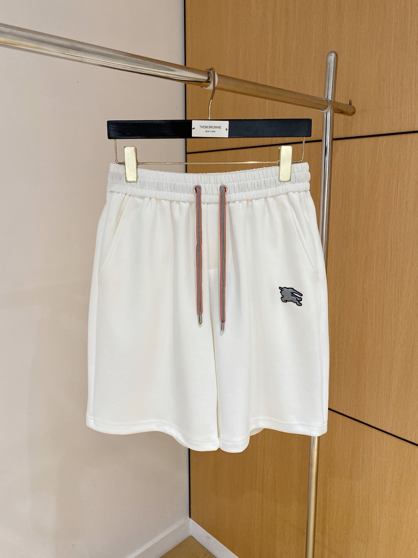 NO:875025,Burberry 2026 spring and summer new men's casual loose shorts, three-quarter pants, high-end goods, simple, fashionable and generous, customized original imported fabrics, simple and refreshing, high-quality workmanship details, exquisite, simple and generous, versatile style, elegant and handsome upper body, brand new sense of sight!  The appearance is incomparable, the details are in place, and the upper body is not picky!  Size M-3XL 08,,burberry,shorts,19860909巴宝莉 2026春夏新款男士休闲宽松短裤 五分裤 高端货简洁时尚大方定制原版进口面料简洁利落又清爽品质做工细节精美简约大方百搭款 上身优雅帅气,焕然一新的即视感！品相无敌,细节都很到位,上身不挑人！ 码数M-3XL 08,,burberry,shorts,,Men's clothing