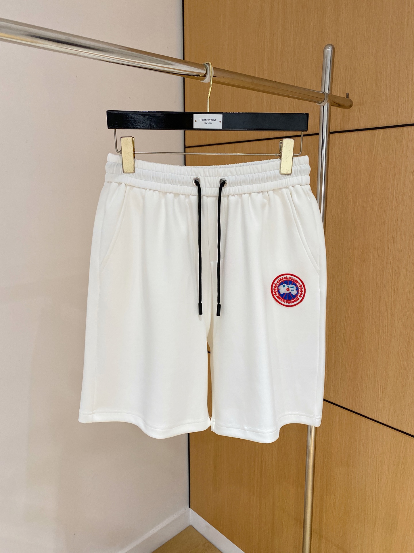 NO:875028,Canada Goose 2026 spring and summer new men's casual loose shorts, three-quarter pants, high-end goods, simple, fashionable and generous, customized original imported fabrics, simple and refreshing, high-quality workmanship details, exquisite, simple and generous, versatile style, elegant and handsome upper body, brand new sense of sight!  The appearance is incomparable, the details are in place, and the upper body is not picky!  Size M-3XL 08,,shorts,19860909加拿大鹅 2026春夏新款男士休闲宽松短裤 五分裤 高端货简洁时尚大方定制原版进口面料简洁利落又清爽品质做工细节精美简约大方百搭款 上身优雅帅气,焕然一新的即视感！品相无敌,细节都很到位,上身不挑人！ 码数M-3XL 08,,shorts,,Men's clothing