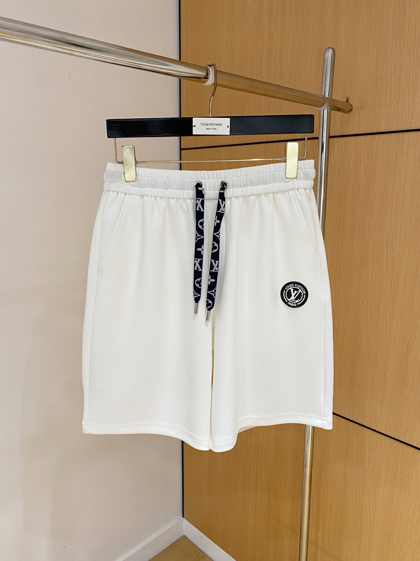 NO:875035,LV 2026 spring and summer new men's casual loose shorts, three-quarter pants, high-end goods, simple, fashionable and generous, customized original imported fabrics, simple and refreshing, high-quality workmanship details, exquisite, simple and generous, versatile style, elegant and handsome upper body, brand new sense of sight!  The appearance is incomparable, the details are in place, and the upper body is not picky!  Size M-3XL 08,,louis vuitton,shorts,19860909LV 2026春夏新款男士休闲宽松短裤 五分裤 高端货简洁时尚大方定制原版进口面料简洁利落又清爽品质做工细节精美简约大方百搭款 上身优雅帅气,焕然一新的即视感！品相无敌,细节都很到位,上身不挑人！ 码数M-3XL 08,,louis vuitton,shorts,,Men's clothing