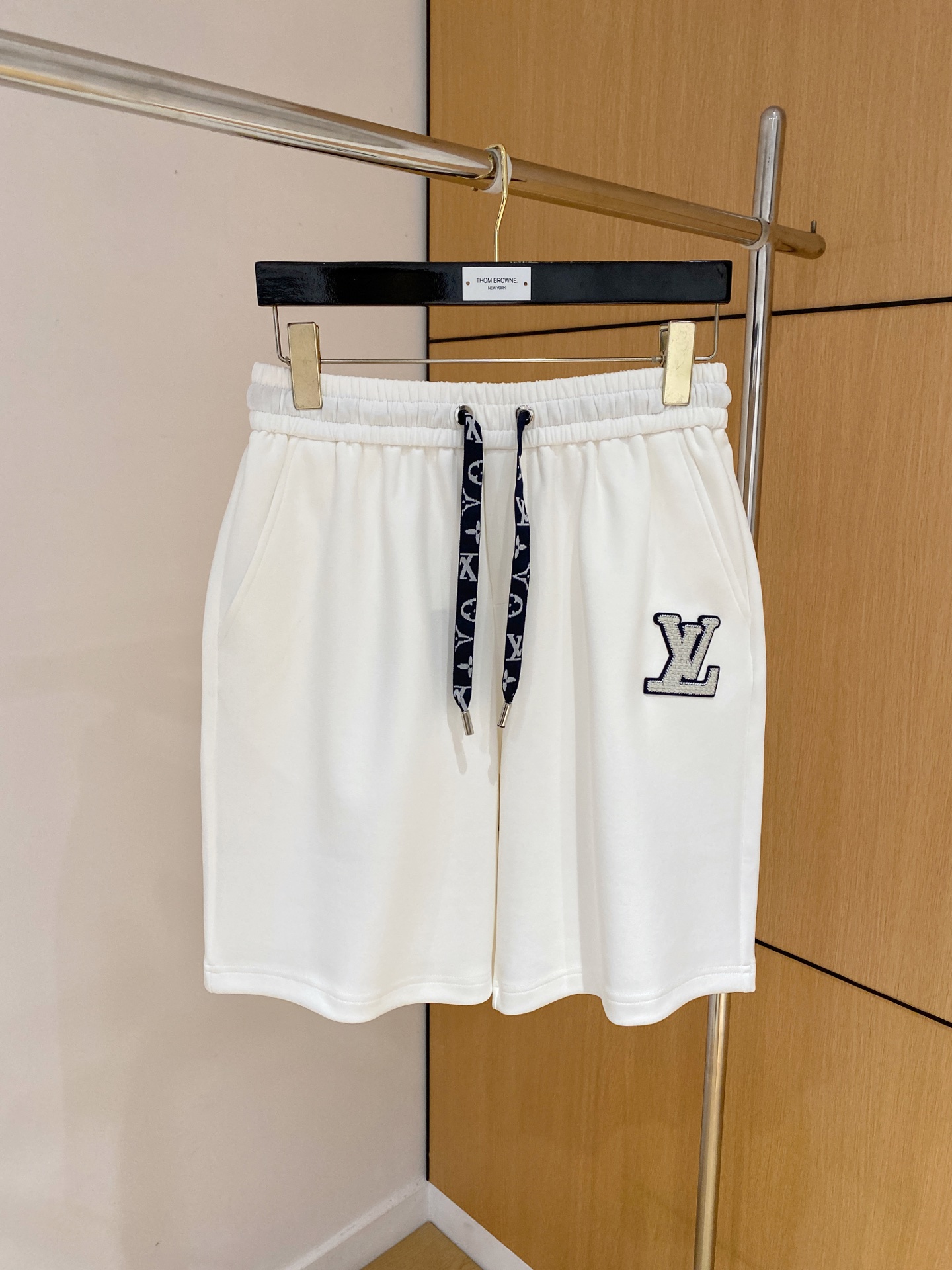NO:875047,Lv2026 new spring and summer men's casual loose shorts, five-quarter pants, high-end goods, simple, fashionable and generous, customized original imported fabrics, simple and refreshing, high-quality workmanship details, exquisite, simple and generous, versatile style, elegant and handsome upper body, brand new sense of sight!  The appearance is incomparable, the details are in place, and the upper body is not picky!  Size M-3XL 08,,louis vuitton,shorts,19860909Lv2026春夏新款男士休闲宽松短裤 五分裤 高端货简洁时尚大方定制原版进口面料简洁利落又清爽品质做工细节精美简约大方百搭款 上身优雅帅气,焕然一新的即视感！品相无敌,细节都很到位,上身不挑人！ 码数M-3XL 08,,louis vuitton,shorts,,Men's clothing