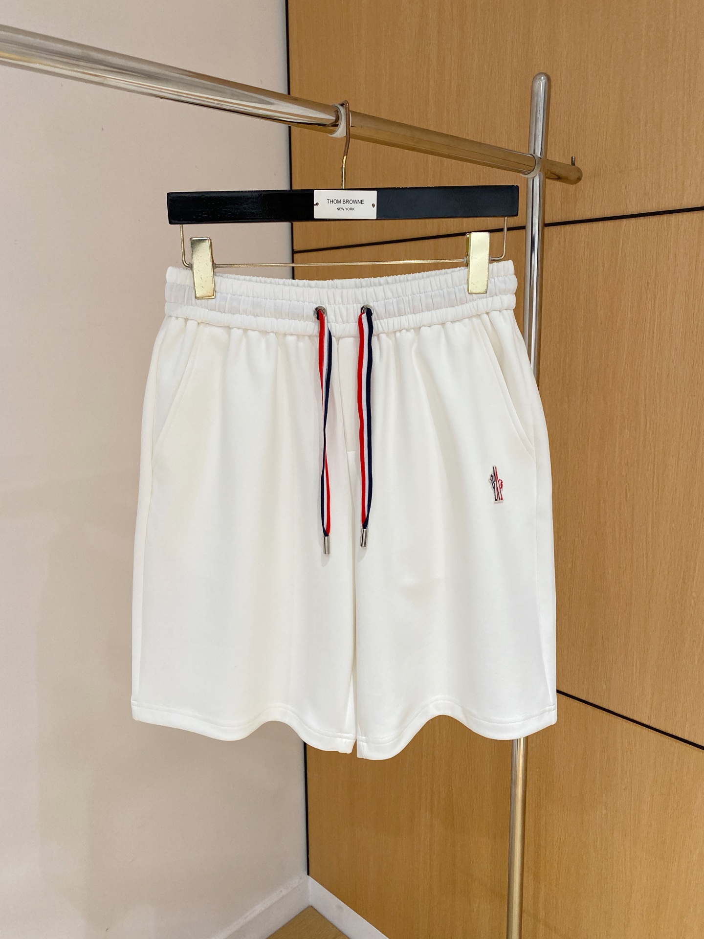 NO:875054,Mengkou 2026 spring and summer new men's casual loose shorts, five-quarter pants, high-end goods, simple, fashionable and generous, customized original imported fabrics, simple and refreshing, high-quality workmanship details, exquisite, simple and generous, versatile style, elegant and handsome upper body, brand new sense of sight!  The appearance is incomparable, the details are in place, and the upper body is not picky!  Size M-3XL 08,,Moncler,shorts,19860909蒙口 2026春夏新款男士休闲宽松短裤 五分裤 高端货简洁时尚大方定制原版进口面料简洁利落又清爽品质做工细节精美简约大方百搭款 上身优雅帅气,焕然一新的即视感！品相无敌,细节都很到位,上身不挑人！ 码数M-3XL 08,,Moncler,shorts,,Men's clothing
