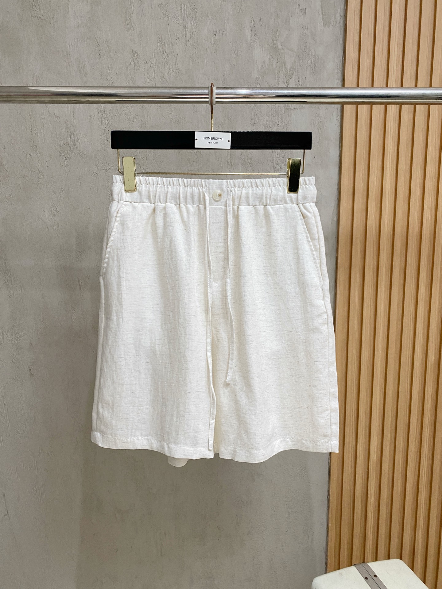 NO:841372,The new spring and summer cotton and linen pants 26ss casual pants golden classic appears again, original order high-quality fashionable casual pants. Super versatile style. Exclusive custom-made fabric, very wide and stylish, close-fitting and comfortable. The latest hardware accessories from the original custom counter. Super beautiful version, the upper body shows slender legs, the lining and routing are impeccable, you can attend any occasion, and once again emphasize that the fabric is very, very classy! Code number M-2Xl,,19860909春夏新款棉麻裤 26ss休闲裤金典再次出现,原单订制高品质时尚休闲裤.超级百搭款.独家定制面料,挺阔有型,贴身舒适.原版定制专柜最新五金辅料.超靓版型、上身显腿修长,內里,走线都无可挑剔,任何场合都可出席,再次强调面料非常非常显档次！码数 M-2Xl,,,Men's clothing