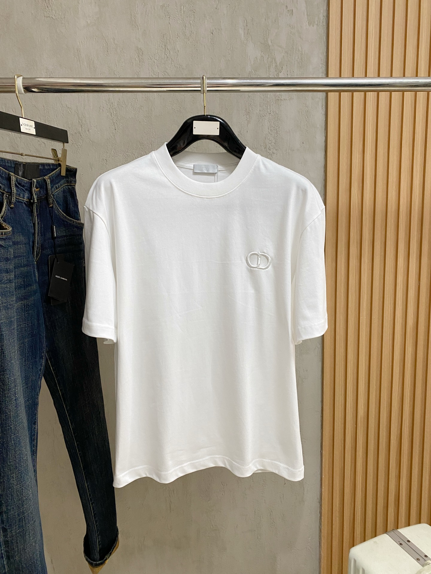 NO:841355,Dior 2026 new double yarn pure cotton men's casual bottoming short-sleeved T-shirt!  High-end customization, high version, fashionable and versatile, loose version, original imported 300g double-strand pure cotton fabric, threaded cuffs, neckline and hem, super soft and delicate to the touch, skin-friendly and comfortable to wear, high-end boutique. Avant-garde style, charming and comfortable, great upper body, men's must-have items, complete with three standards, size M-2Xl, can wear up to 200 pounds, dior, T-shirt, tees, t-shirt,19860909迪奥 2026 新款双纱纯棉男士休闲打底短袖T恤！高端定制 高版本 时尚百搭爆款宽松版型原版进口300克双股纯棉面料 螺纹袖口.领口衣摆 手感超柔软细腻 穿着亲肤舒适 高端精品.前卫风格魅力舒适, 上身非常赞 男士必备单品 三标齐全 尺码M-2Xl 最大穿200斤,,dior,T-shirt,tees，t-shirt,,Men's clothing