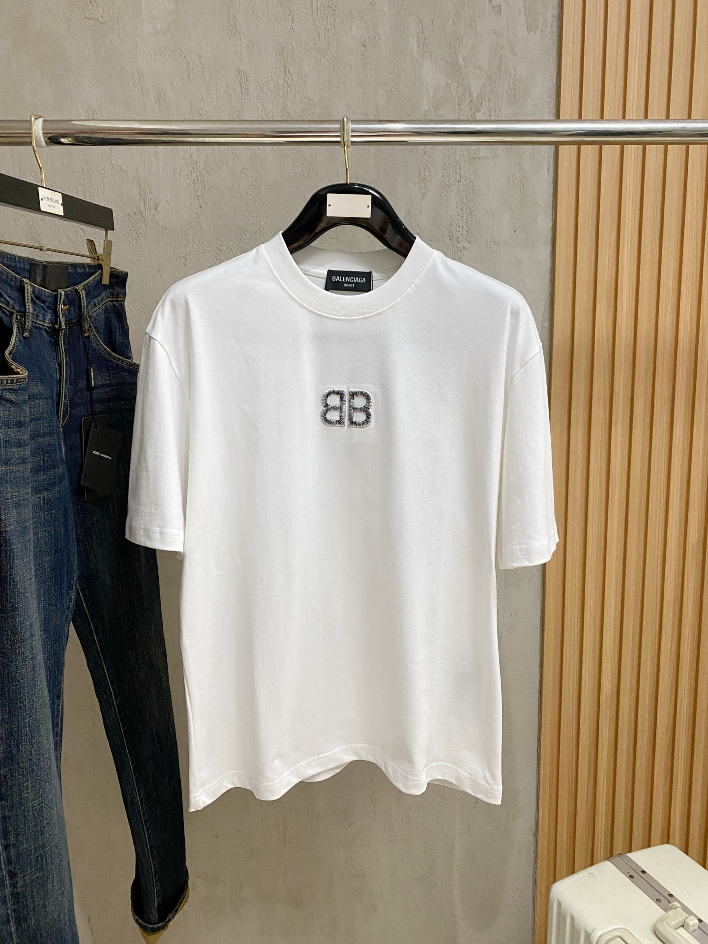 NO:841359,Balenciaga 2026 new double yarn pure cotton men's casual bottoming short-sleeved T-shirt!  High-end customization, high version, fashionable and versatile, loose version, original imported 300g double-ply cotton fabric, threaded cuffs, collar and hem, super soft and delicate to the touch, skin-friendly and comfortable to wear, high-end boutique. Avant-garde style, charming and comfortable, great upper body, essential items for men, complete with three standards, size M-2Xl, up to 200 pounds, balenciaga, T-shirt, tees, t-shirt,19860909巴黎世家 2026 新款双纱纯棉男士休闲打底短袖T恤！高端定制 高版本 时尚百搭爆款宽松版型原版进口300克双股纯棉面料 螺纹袖口.领口衣摆 手感超柔软细腻 穿着亲肤舒适 高端精品.前卫风格魅力舒适, 上身非常赞 男士必备单品 三标齐全 尺码M-2Xl 最大穿200斤,,balenciaga,T-shirt,tees，t-shirt,,Men's clothing