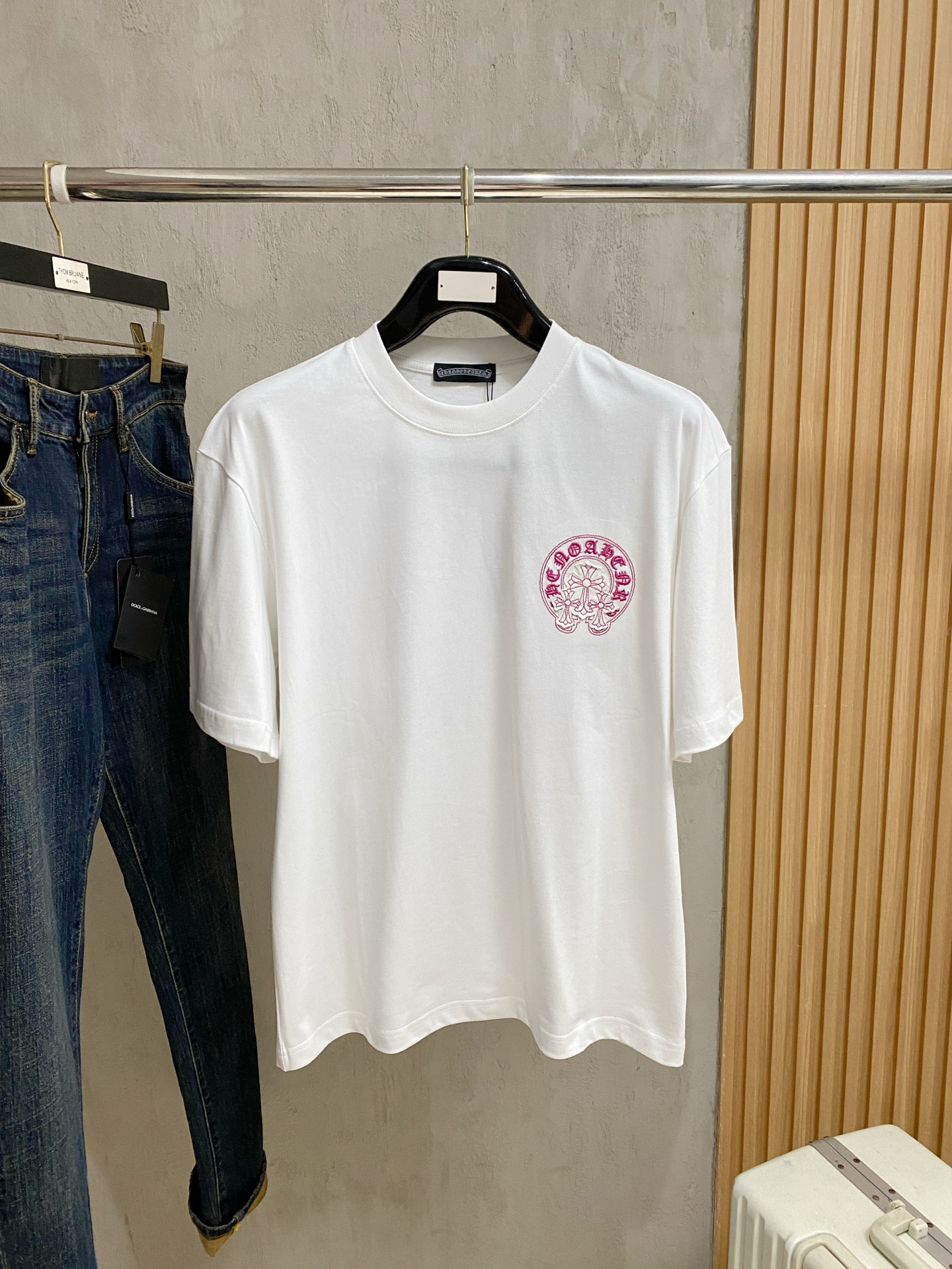 NO:841367,Croxin 2026 new double yarn pure cotton men's casual bottoming short-sleeved T-shirt!  High-end customization, high version, fashionable and versatile, loose version, original imported 300g double-ply cotton fabric, threaded cuffs, collar and hem, super soft and delicate to the touch, skin-friendly and comfortable to wear, high-end boutique. Avant-garde style, charming and comfortable, great for the upper body, men's must-have items, complete with three standards, size M-2Xl, up to 200 pounds, chrome hearts, T-shirt, tees, t-shirt,19860909克罗心 2026 新款双纱纯棉男士休闲打底短袖T恤！高端定制 高版本 时尚百搭爆款宽松版型原版进口300克双股纯棉面料 螺纹袖口.领口衣摆 手感超柔软细腻 穿着亲肤舒适 高端精品.前卫风格魅力舒适, 上身非常赞 男士必备单品 三标齐全 尺码M-2Xl 最大穿200斤,,chrome hearts,T-shirt,tees，t-shirt,,Men's clothing