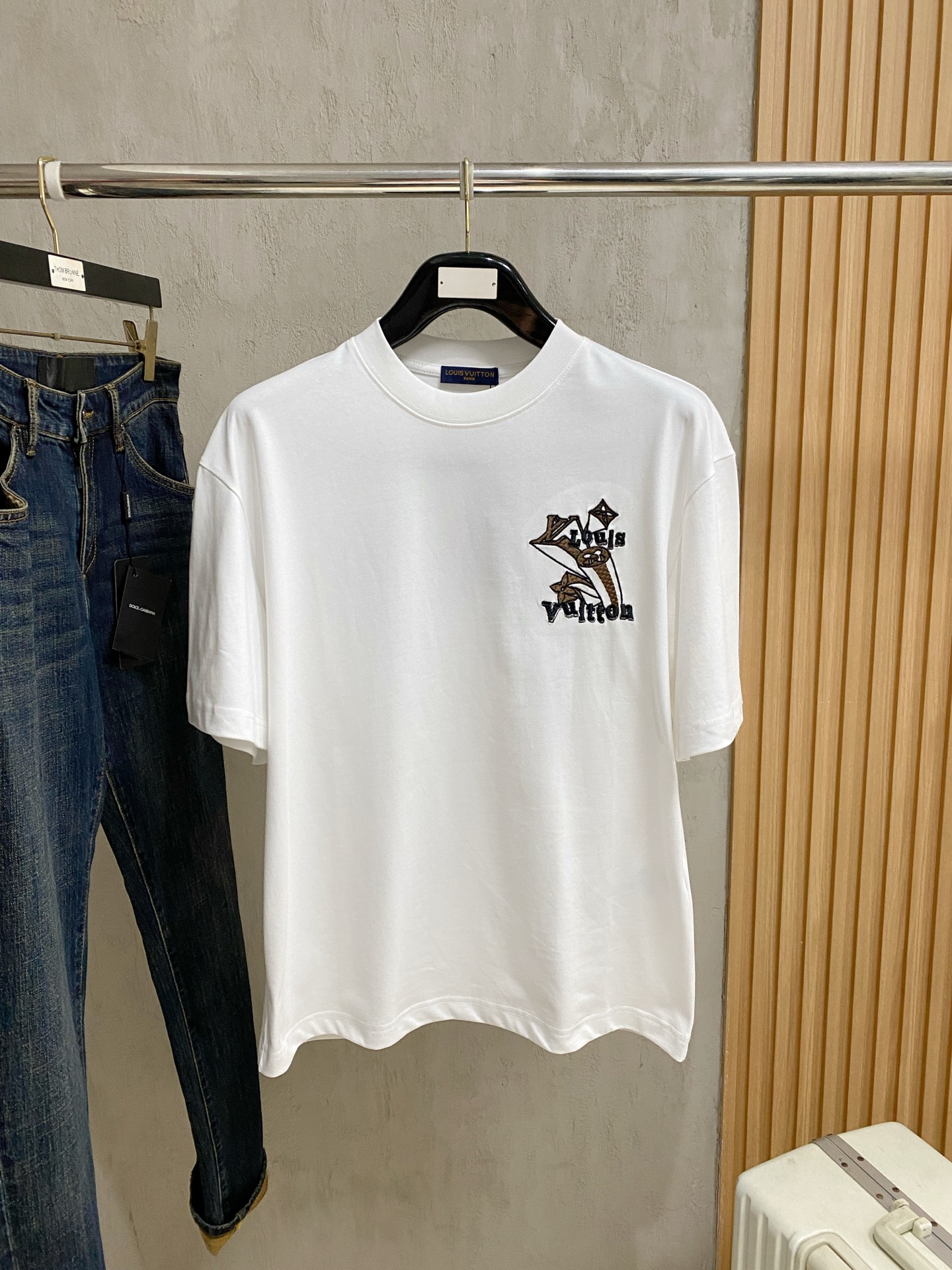 NO:841363,LV 2026 new double yarn pure cotton men's casual bottoming short-sleeved T-shirt!  High-end customization, high version, fashionable and versatile, loose version, original imported 300g double-strand pure cotton fabric, threaded cuffs, collar and hem, super soft and delicate feel, skin-friendly and comfortable to wear, high-end boutique. Avant-garde style, charming and comfortable, great for the upper body, men's must-have items, complete with three standards, size M-2Xl, maximum wear 200 pounds, louis vuitton, T-shirt, tees, t-shirt,19860909LV 2026 新款双纱纯棉男士休闲打底短袖T恤！高端定制 高版本 时尚百搭爆款宽松版型原版进口300克双股纯棉面料 螺纹袖口.领口衣摆 手感超柔软细腻 穿着亲肤舒适 高端精品.前卫风格魅力舒适, 上身非常赞 男士必备单品 三标齐全 尺码M-2Xl 最大穿200斤,,louis vuitton,T-shirt,tees，t-shirt,,Men's clothing
