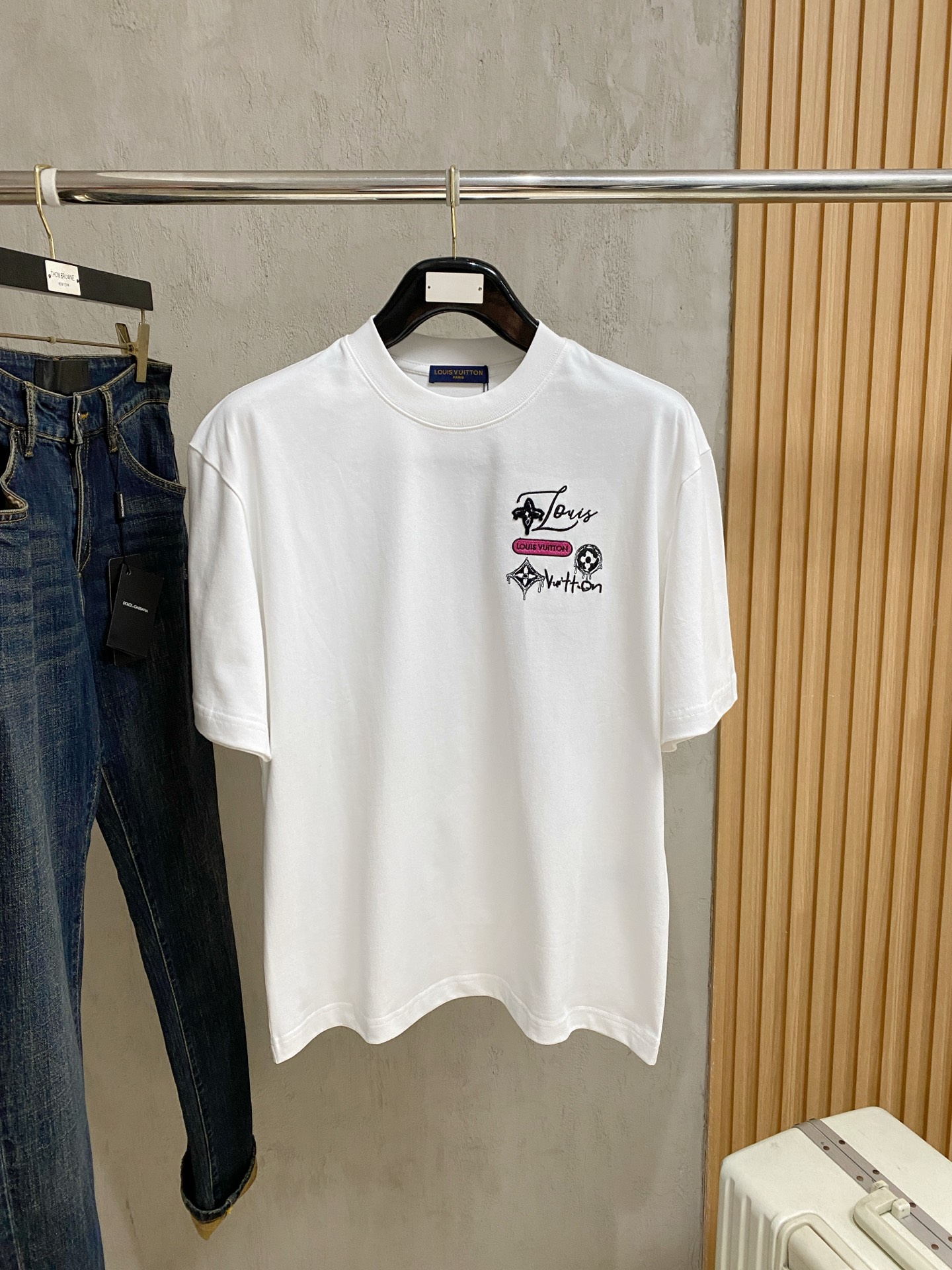 NO:846617,LV 2026 new double yarn pure cotton men's casual bottoming short-sleeved T-shirt!  High-end customization, high version, fashionable and versatile, loose version, original imported 300g double-strand pure cotton fabric, threaded cuffs, collar and hem, super soft and delicate feel, skin-friendly and comfortable to wear, high-end boutique. Avant-garde style, charming and comfortable, great for the upper body, men's must-have items, complete with three standards, size M-2Xl, maximum wear 200 pounds, louis vuitton, T-shirt, tees, t-shirt,19860909LV 2026 新款双纱纯棉男士休闲打底短袖T恤！高端定制 高版本 时尚百搭爆款宽松版型原版进口300克双股纯棉面料 螺纹袖口.领口衣摆 手感超柔软细腻 穿着亲肤舒适 高端精品.前卫风格魅力舒适, 上身非常赞 男士必备单品 三标齐全 尺码M-2Xl 最大穿200斤,,louis vuitton,T-shirt,tees，t-shirt,,Men's clothing