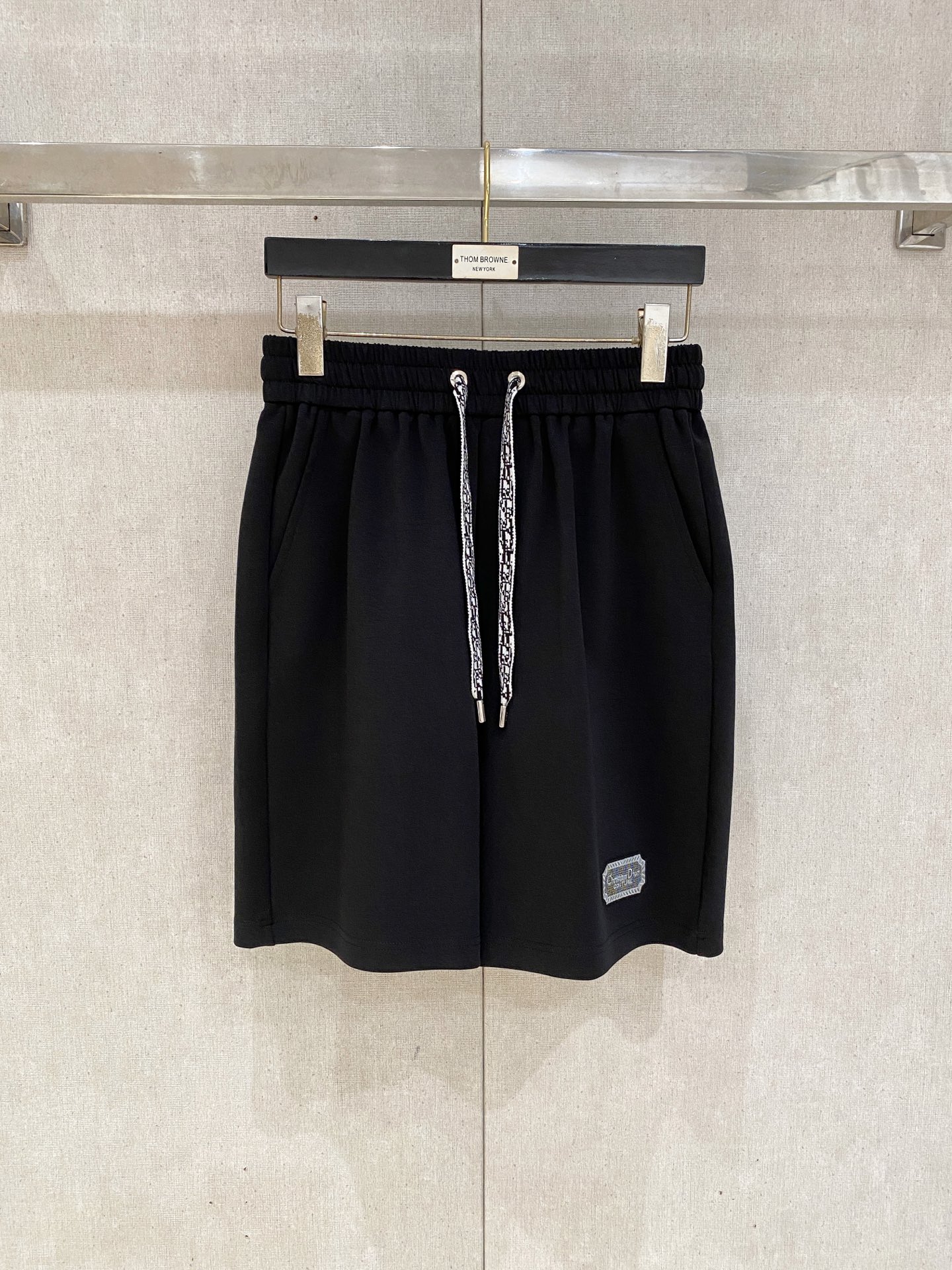 NO:871999,Dior's 2026 spring and summer new men's casual loose shorts, three-quarter pants, high-end goods, simple, fashionable and generous, customized original imported fabrics, simple and refreshing, high-quality workmanship details, exquisite, simple and generous, versatile style, elegant and handsome upper body, brand new sense of sight!  The appearance is incomparable, the details are in place, and the upper body is not picky!  Size M-3XL,,dior,shorts,19860909迪奥 2026春夏新款男士休闲宽松短裤 五分裤 高端货简洁时尚大方定制原版进口面料简洁利落又清爽品质做工细节精美简约大方百搭款 上身优雅帅气,焕然一新的即视感！品相无敌,细节都很到位,上身不挑人！ 码数M-3XL,,dior,shorts,,Men's clothing