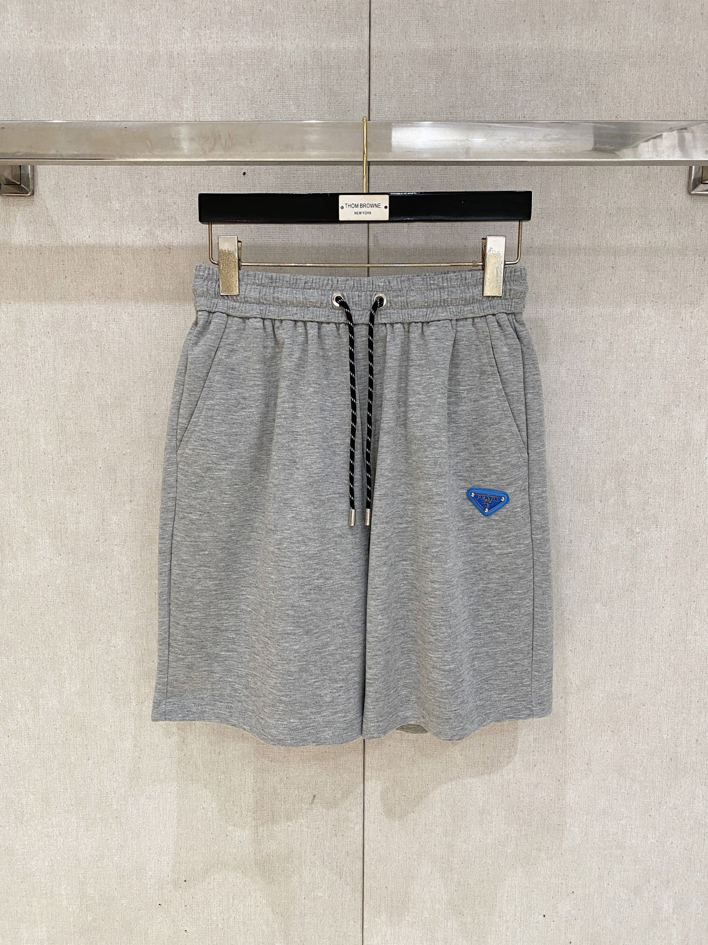 NO:872052,Prada 2026 spring and summer new men's casual loose shorts, five-quarter pants, high-end goods, simple, fashionable and generous, customized original imported fabrics, simple and refreshing, high-quality workmanship details, exquisite, simple and generous, versatile style, elegant and handsome upper body, brand new sense of sight!  The appearance is incomparable, the details are in place, and the upper body is not picky!  Size M-3XL,,prada,shorts,19860909普拉达2026春夏新款男士休闲宽松短裤 五分裤 高端货简洁时尚大方定制原版进口面料简洁利落又清爽品质做工细节精美简约大方百搭款 上身优雅帅气,焕然一新的即视感！品相无敌,细节都很到位,上身不挑人！ 码数M-3XL,,prada,shorts,,Men's clothing