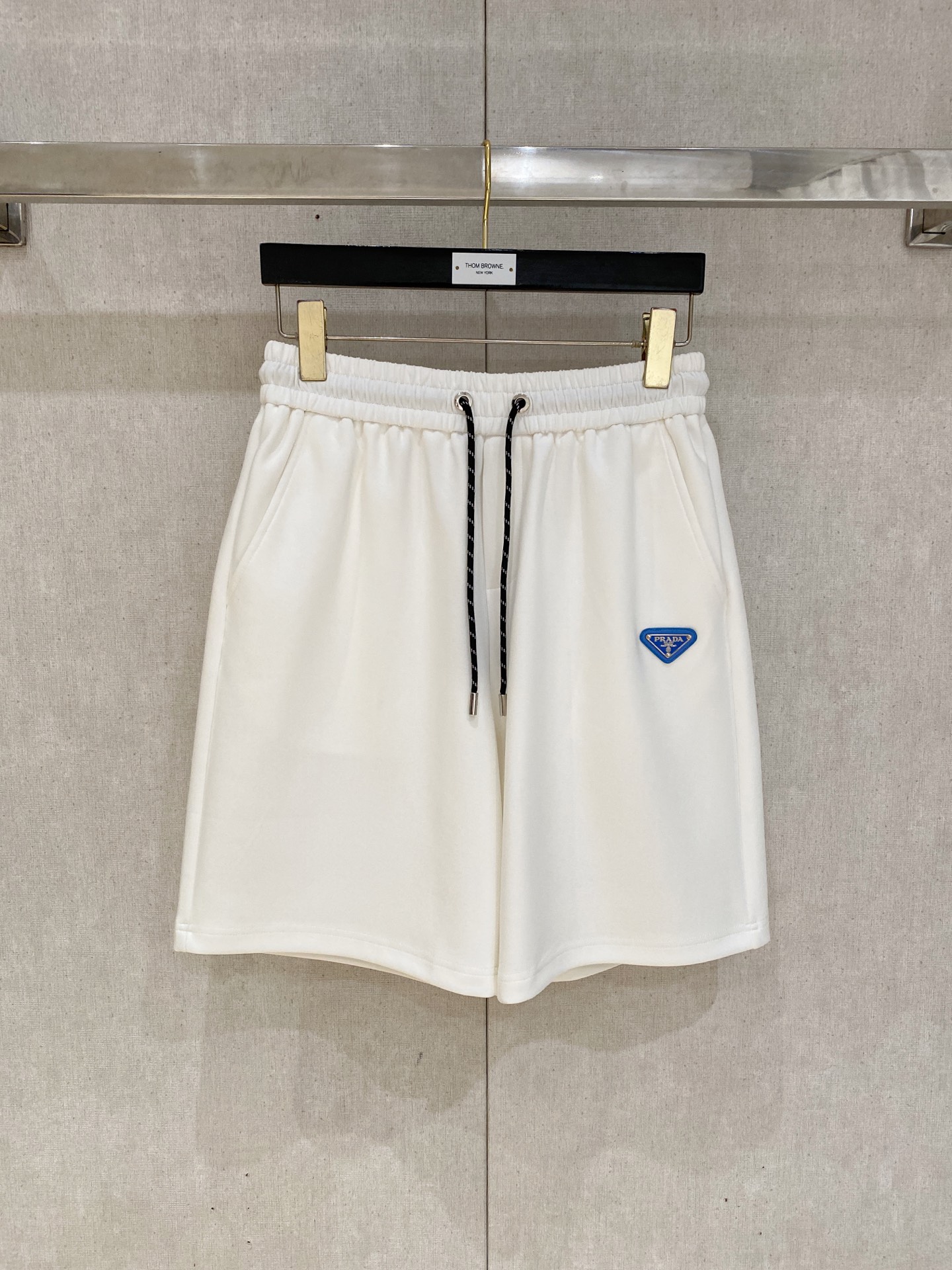NO:872060,Prada 2026 spring and summer new men's casual loose shorts, three-quarter pants, high-end goods, simple, fashionable and generous, customized original imported fabrics, simple and refreshing, high-quality workmanship details, exquisite, simple and generous, versatile style, elegant and handsome upper body, brand new sense of sight!  The appearance is incomparable, the details are in place, and the upper body is not picky!  Size M-3XL,,prada,shorts,19860909普拉达 2026春夏新款男士休闲宽松短裤 五分裤 高端货简洁时尚大方定制原版进口面料简洁利落又清爽品质做工细节精美简约大方百搭款 上身优雅帅气,焕然一新的即视感！品相无敌,细节都很到位,上身不挑人！ 码数M-3XL,,prada,shorts,,Men's clothing