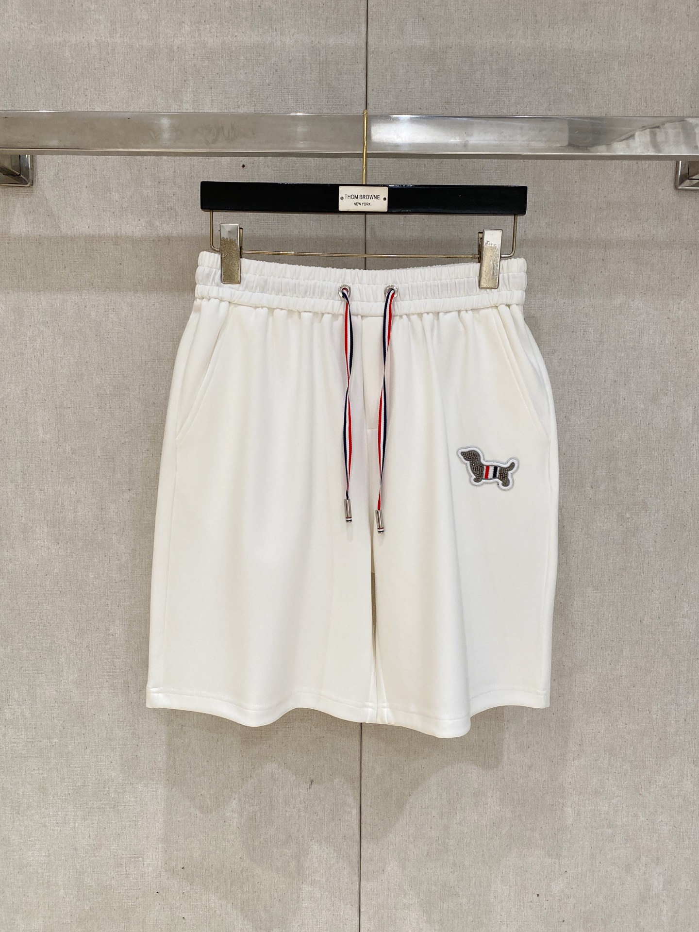 NO:872067,TB Tom Brown's 2026 spring and summer new men's casual loose shorts, three-quarter pants, high-end goods, simple, fashionable and generous, customized original imported fabrics, simple and refreshing, high-quality workmanship details, exquisite, simple and generous, versatile style, elegant and handsome upper body, brand new sense of sight!  The appearance is incomparable, the details are in place, and the upper body is not picky!  Size M-3XL,,thom browne,shorts,19860909TB汤姆布朗 2026春夏新款男士休闲宽松短裤 五分裤 高端货简洁时尚大方定制原版进口面料简洁利落又清爽品质做工细节精美简约大方百搭款 上身优雅帅气,焕然一新的即视感！品相无敌,细节都很到位,上身不挑人！ 码数M-3XL,,thom browne,shorts,,Men's clothing