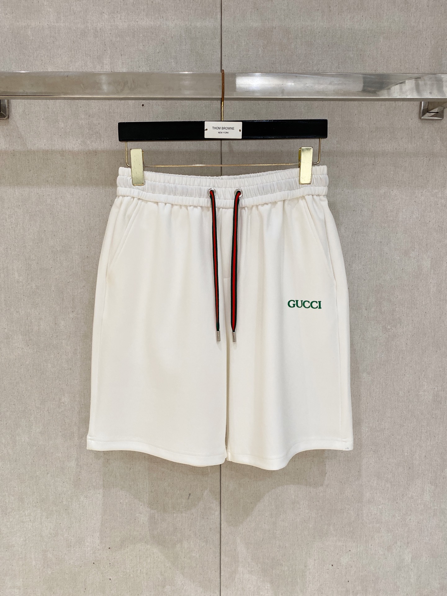NO:872016,GUCCI 2026 spring and summer new men's casual loose shorts, three-quarter pants, high-end goods, simple, fashionable and generous, customized original imported fabrics, simple and refreshing, high-quality workmanship details, exquisite, simple and generous, versatile style, elegant and handsome upper body, brand new sense of sight!  The appearance is incomparable, the details are in place, and the upper body is not picky!  Size M-3XL,,gucci,shorts,19860909古奇GUCCI 2026春夏新款男士休闲宽松短裤 五分裤 高端货简洁时尚大方定制原版进口面料简洁利落又清爽品质做工细节精美简约大方百搭款 上身优雅帅气,焕然一新的即视感！品相无敌,细节都很到位,上身不挑人！ 码数M-3XL,,gucci,shorts,,Men's clothing