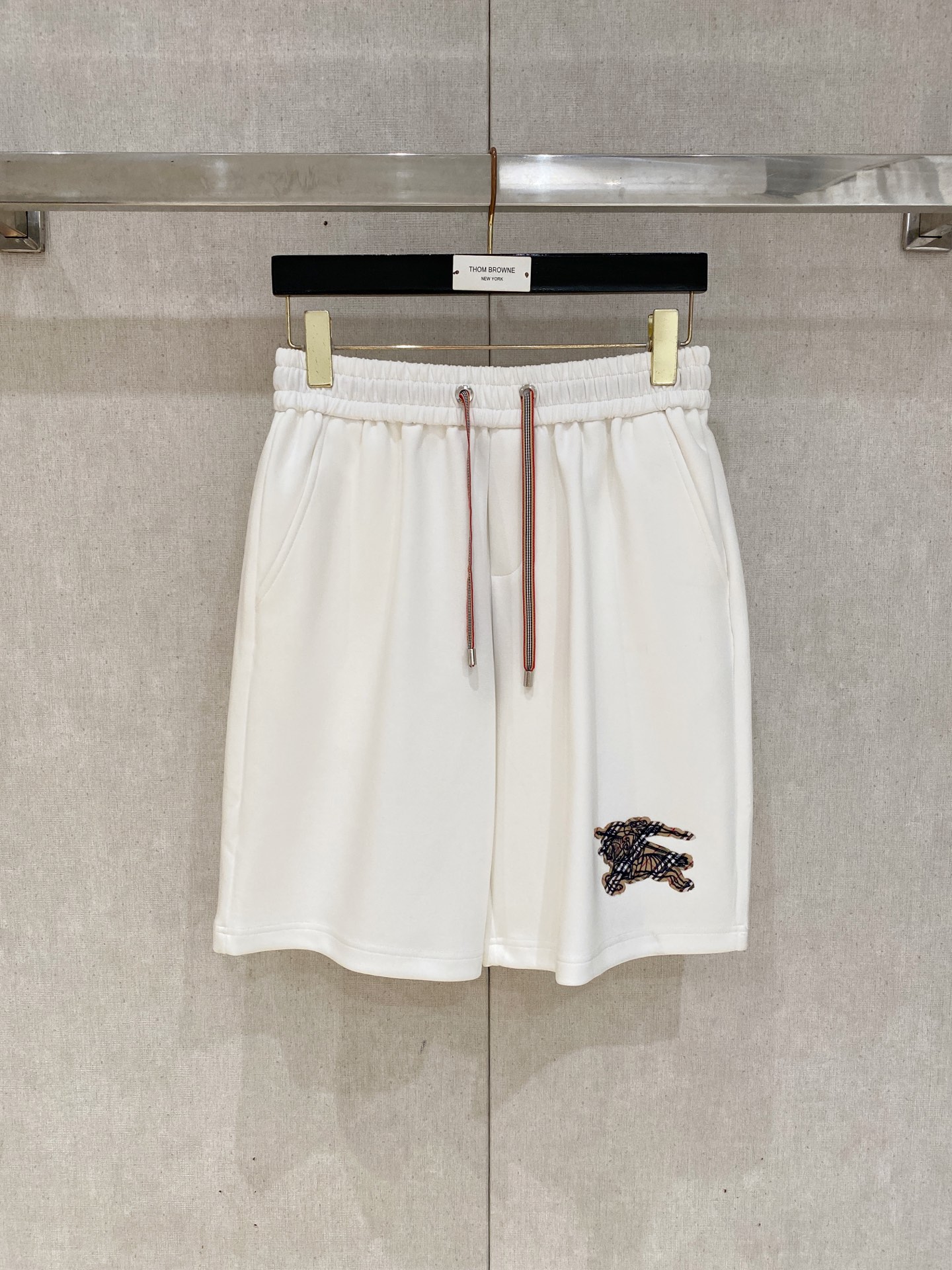 NO:872024,BURBERRY 2026 spring and summer new men's casual loose shorts, three-quarter pants, high-end goods, simple, fashionable and generous, customized original imported fabrics, simple and refreshing, high-quality workmanship details, exquisite, simple and generous, versatile style, elegant and handsome upper body, new sense of sight!  The appearance is incomparable, the details are in place, and the upper body is not picky!  Size M-3XL,,burberry,burberry,shorts,19860909巴宝莉BURBERRY 2026春夏新款男士休闲宽松短裤 五分裤 高端货简洁时尚大方定制原版进口面料简洁利落又清爽品质做工细节精美简约大方百搭款 上身优雅帅气,焕然一新的即视感！品相无敌,细节都很到位,上身不挑人！ 码数M-3XL,,burberry,burberry,shorts,,Men's clothing