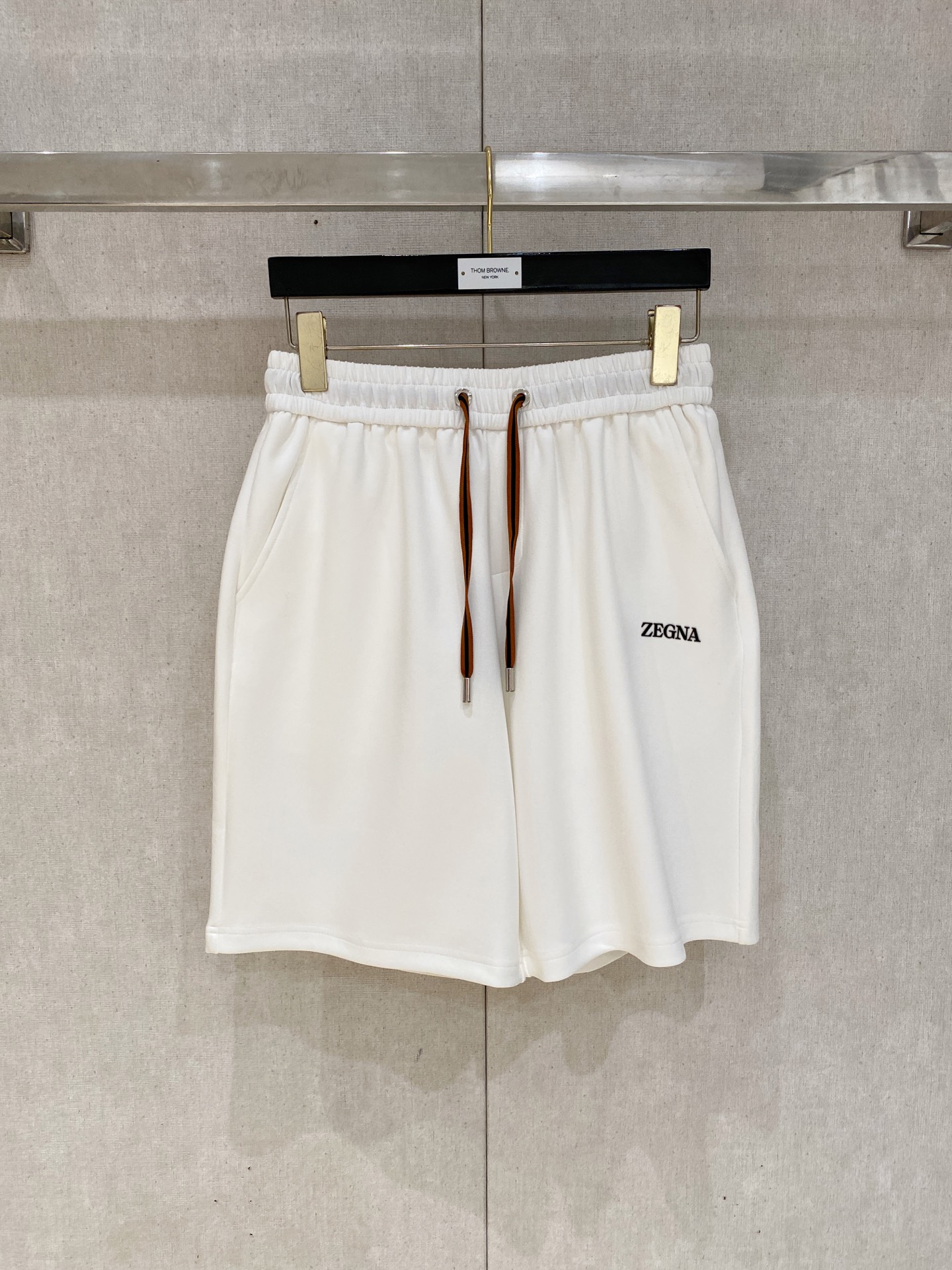 NO:872035,Zegna ZEGNA 2026 spring and summer new men's casual loose shorts, three-quarter pants, high-end goods, simple, fashionable and generous, customized original imported fabrics, simple and refreshing, high-quality workmanship details, exquisite, simple and generous, versatile style, elegant and handsome upper body, brand new sense of sight!  The appearance is incomparable, the details are in place, and the upper body is not picky!  Size M-3XL,,zegna,shorts,19860909杰尼亚ZEGNA 2026春夏新款男士休闲宽松短裤 五分裤 高端货简洁时尚大方定制原版进口面料简洁利落又清爽品质做工细节精美简约大方百搭款 上身优雅帅气,焕然一新的即视感！品相无敌,细节都很到位,上身不挑人！ 码数M-3XL,,zegna,shorts,,Men's clothing