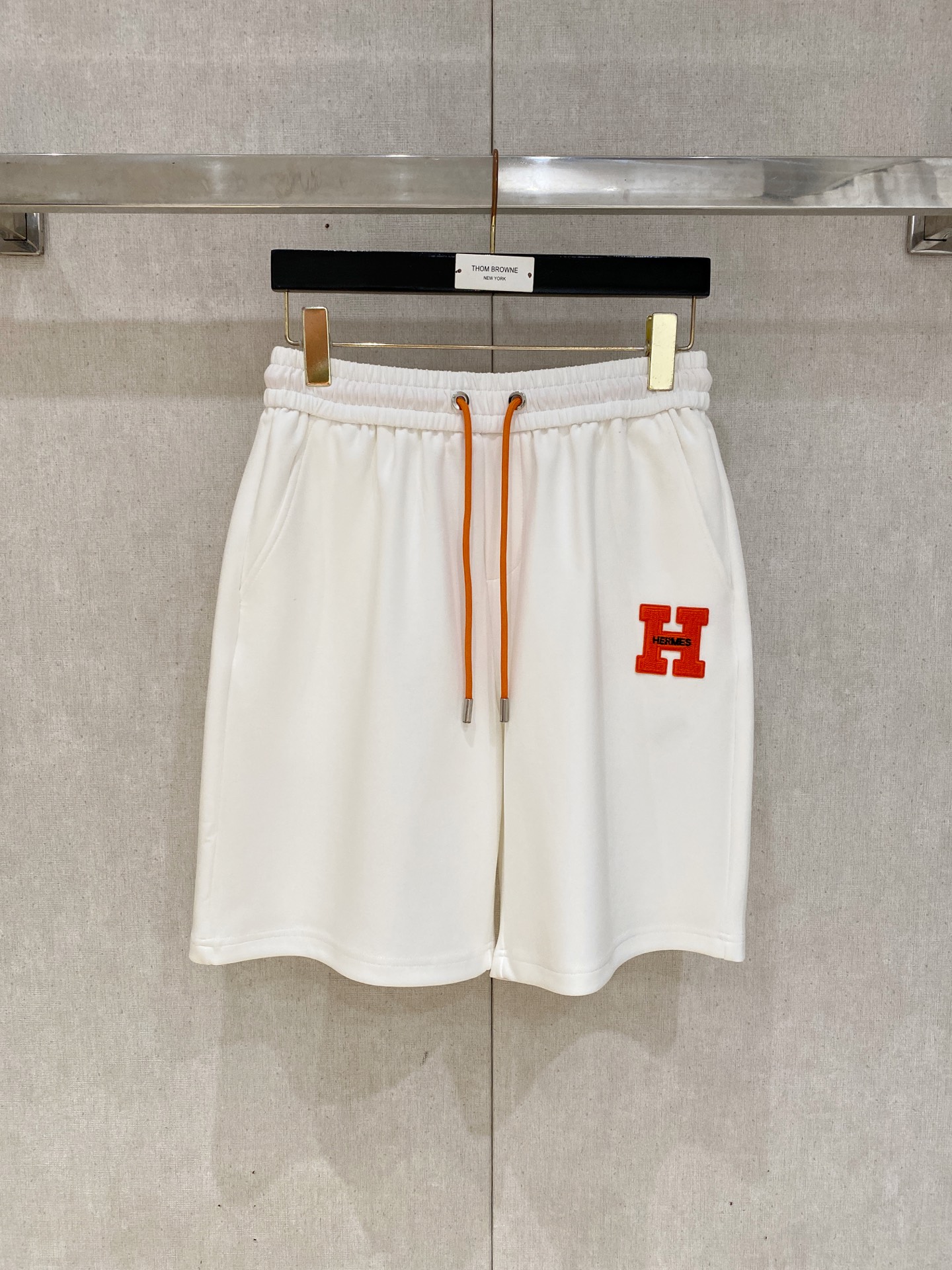 NO:872043,Hermès 2026 spring and summer new men's casual loose shorts, three-quarter pants, high-end goods, simple, fashionable and generous, customized original imported fabrics, simple and refreshing, high-quality workmanship details, exquisite, simple and generous, versatile style, elegant and handsome upper body, brand new sense of sight!  The appearance is incomparable, the details are in place, and the upper body is not picky!  Size M-3XL,,hermes,hermes,shorts,19860909爱马仕HERMES 2026春夏新款男士休闲宽松短裤 五分裤 高端货简洁时尚大方定制原版进口面料简洁利落又清爽品质做工细节精美简约大方百搭款 上身优雅帅气,焕然一新的即视感！品相无敌,细节都很到位,上身不挑人！ 码数M-3XL,,hermes,hermes,shorts,,Men's clothing