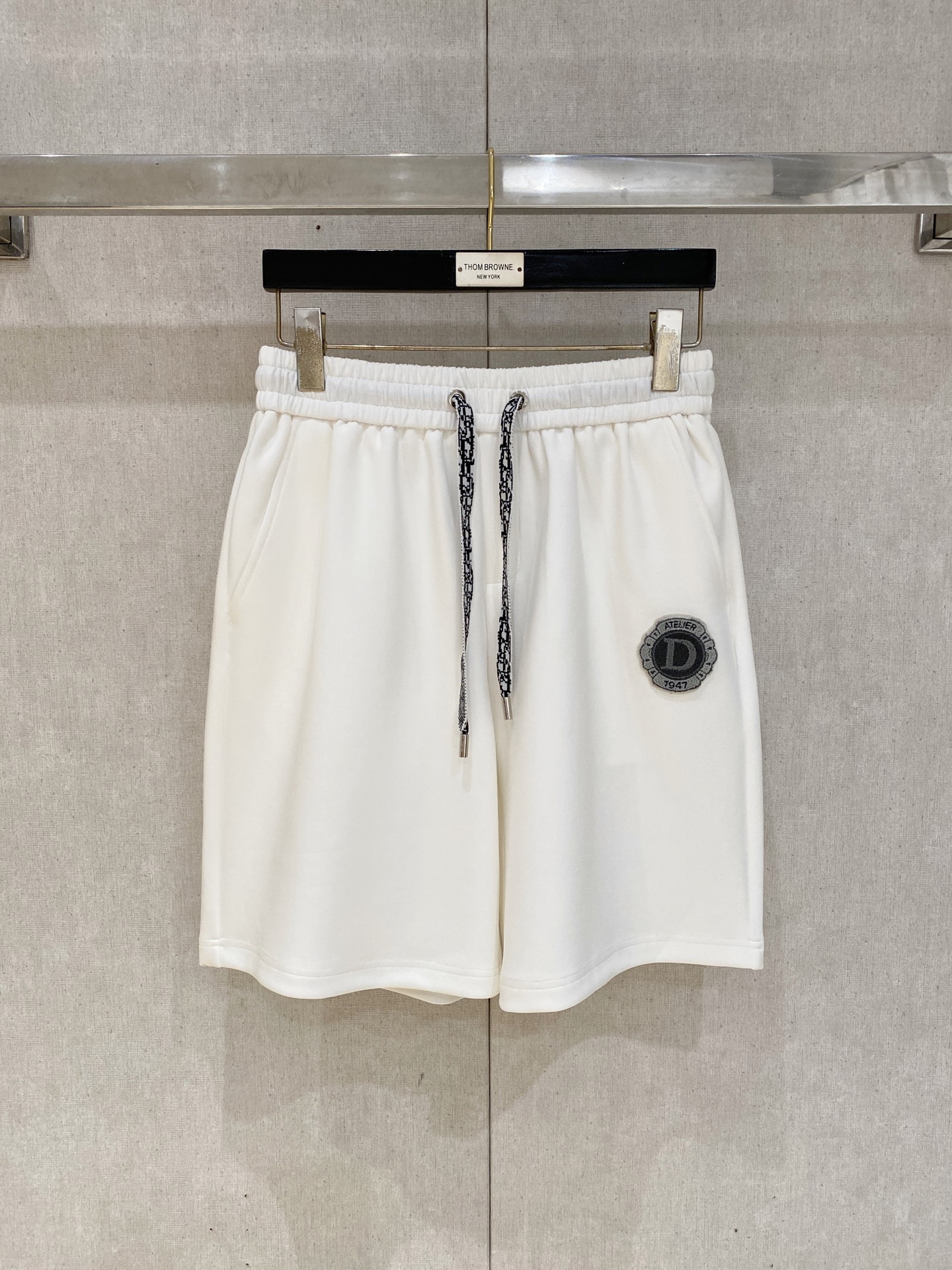 NO:872050,Dior 2026 spring and summer new men's casual loose shorts, three-quarter pants, high-end goods, simple, fashionable and generous, customized original imported fabrics, simple and refreshing, high-quality workmanship details, exquisite, simple and generous, versatile style, elegant and handsome upper body, brand new sense of sight!  The appearance is incomparable, the details are in place, and the upper body is not picky!  Size M-3XL,,dior,dior,shorts,19860909迪奥Dior 2026春夏新款男士休闲宽松短裤 五分裤 高端货简洁时尚大方定制原版进口面料简洁利落又清爽品质做工细节精美简约大方百搭款 上身优雅帅气,焕然一新的即视感！品相无敌,细节都很到位,上身不挑人！ 码数M-3XL,,dior,dior,shorts,,Men's clothing