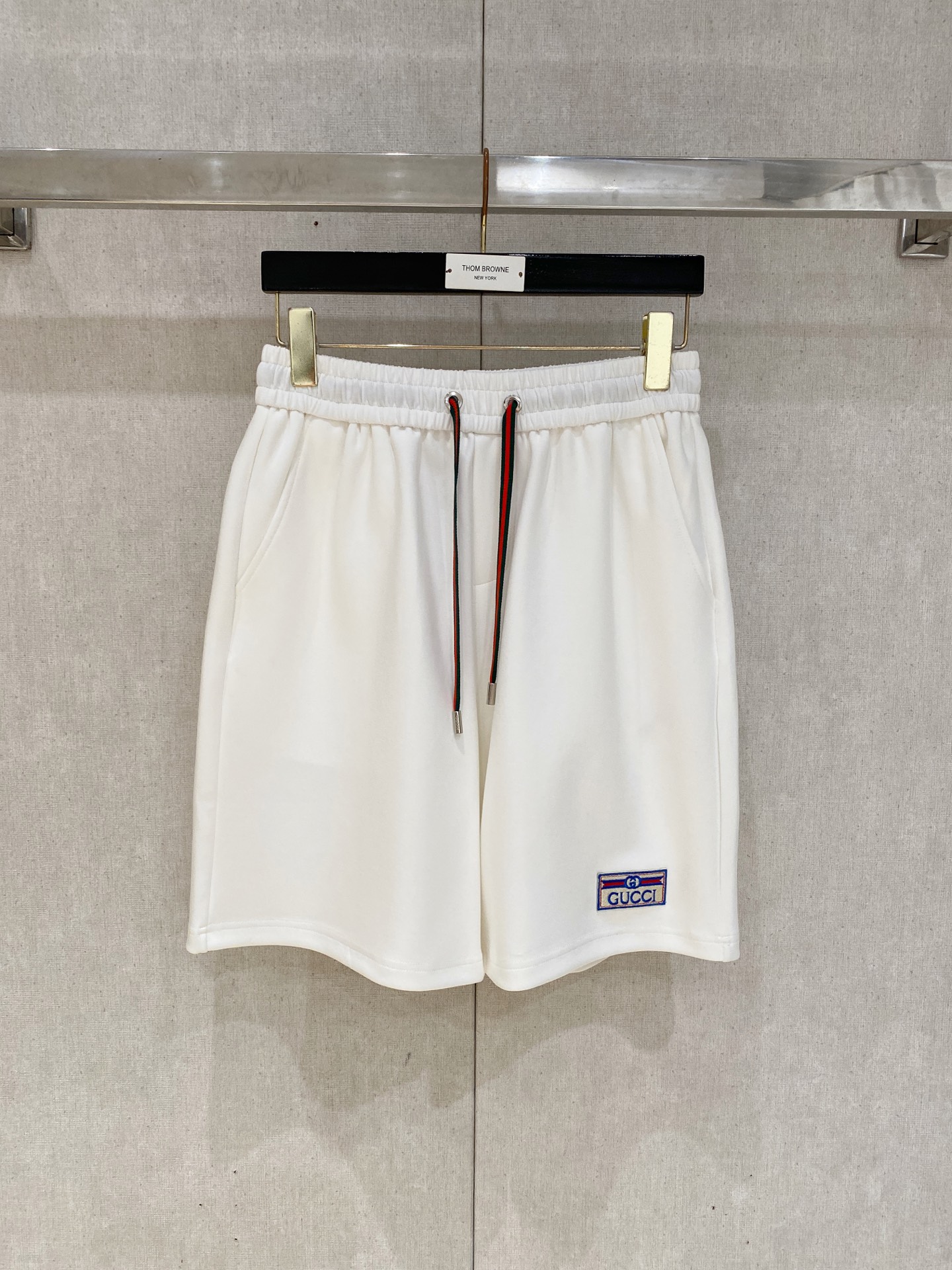 NO:872056,GUCCI 2026 spring and summer new men's casual loose shorts, three-quarter pants, high-end goods, simple, fashionable and generous, customized original imported fabrics, simple and refreshing, high-quality workmanship details, exquisite, simple and generous, versatile style, elegant and handsome upper body, brand new sense of sight!  The appearance is incomparable, the details are in place, and the upper body is not picky!  Size M-3XL,,gucci,shorts,19860909古奇GUCCI 2026春夏新款男士休闲宽松短裤 五分裤 高端货简洁时尚大方定制原版进口面料简洁利落又清爽品质做工细节精美简约大方百搭款 上身优雅帅气,焕然一新的即视感！品相无敌,细节都很到位,上身不挑人！ 码数M-3XL,,gucci,shorts,,Men's clothing