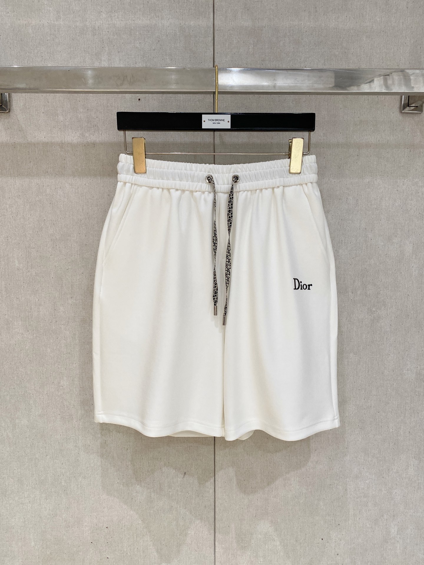 NO:872063,Dior 2026 spring and summer new men's casual loose shorts, three-quarter pants, high-end goods, simple, fashionable and generous, customized original imported fabrics, simple and refreshing, high-quality workmanship details, exquisite, simple and generous, versatile style, elegant and handsome upper body, brand new sense of sight!  The appearance is incomparable, the details are in place, and the upper body is not picky!  Size M-3XL,,dior,dior,shorts,19860909迪奥Dior 2026春夏新款男士休闲宽松短裤 五分裤 高端货简洁时尚大方定制原版进口面料简洁利落又清爽品质做工细节精美简约大方百搭款 上身优雅帅气,焕然一新的即视感！品相无敌,细节都很到位,上身不挑人！ 码数M-3XL,,dior,dior,shorts,,Men's clothing