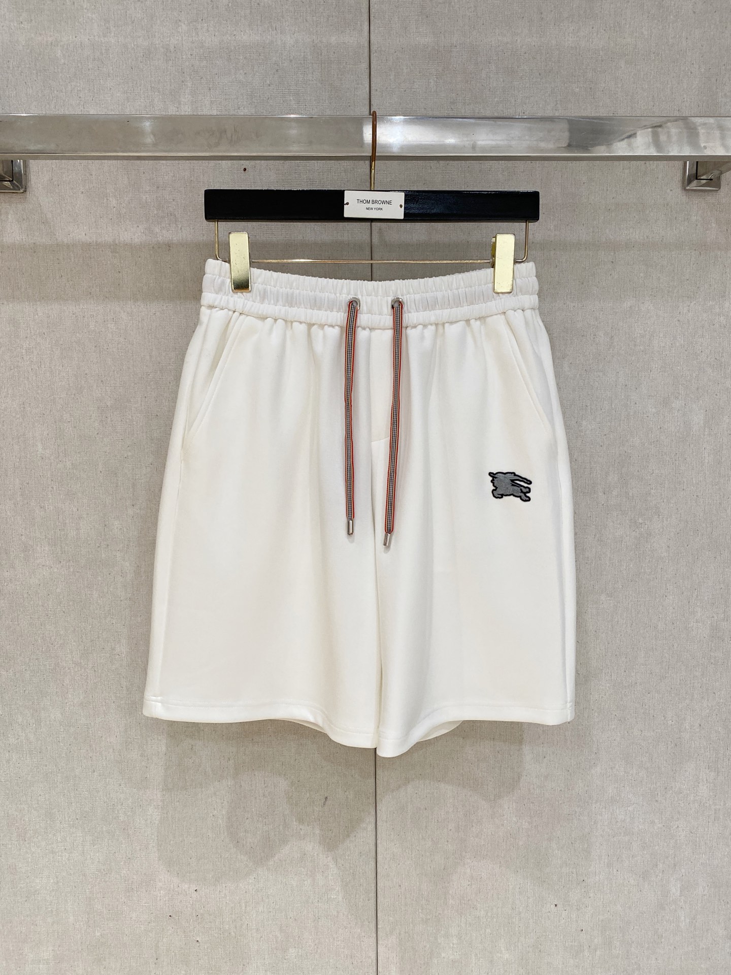 NO:872071,BURBERRY 2026 spring and summer new men's casual loose shorts, three-quarter pants, high-end goods, simple, fashionable and generous, customized original imported fabrics, simple and refreshing, high-quality workmanship details, exquisite, simple and generous, versatile style, elegant and handsome upper body, new sense of sight!  The appearance is incomparable, the details are in place, and the upper body is not picky!  Size M-3XL,,burberry,burberry,shorts,19860909巴宝莉BURBERRY 2026春夏新款男士休闲宽松短裤 五分裤 高端货简洁时尚大方定制原版进口面料简洁利落又清爽品质做工细节精美简约大方百搭款 上身优雅帅气,焕然一新的即视感！品相无敌,细节都很到位,上身不挑人！ 码数M-3XL,,burberry,burberry,shorts,,Men's clothing