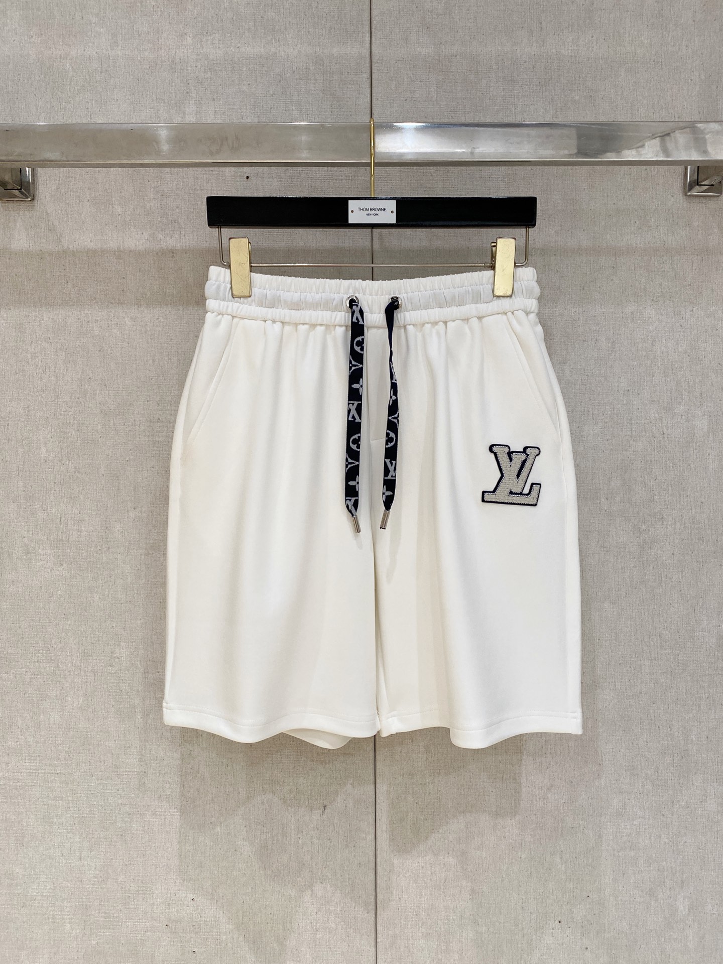 NO:872078,LV Louis Vuitton 2026 spring and summer new men's casual loose shorts, three-quarter pants, high-end goods, simple, fashionable and generous, customized original imported fabrics, simple and refreshing, high-quality workmanship details, exquisite, simple and generous, versatile style, elegant and handsome upper body, brand new sense of sight!  The appearance is incomparable, the details are in place, and the upper body is not picky!  Size M-3XL,,louis vuitton,louis vuitton,shorts,19860909LV路易威登 2026春夏新款男士休闲宽松短裤 五分裤 高端货简洁时尚大方定制原版进口面料简洁利落又清爽品质做工细节精美简约大方百搭款 上身优雅帅气,焕然一新的即视感！品相无敌,细节都很到位,上身不挑人！ 码数M-3XL,,louis vuitton,louis vuitton,shorts,,Men's clothing