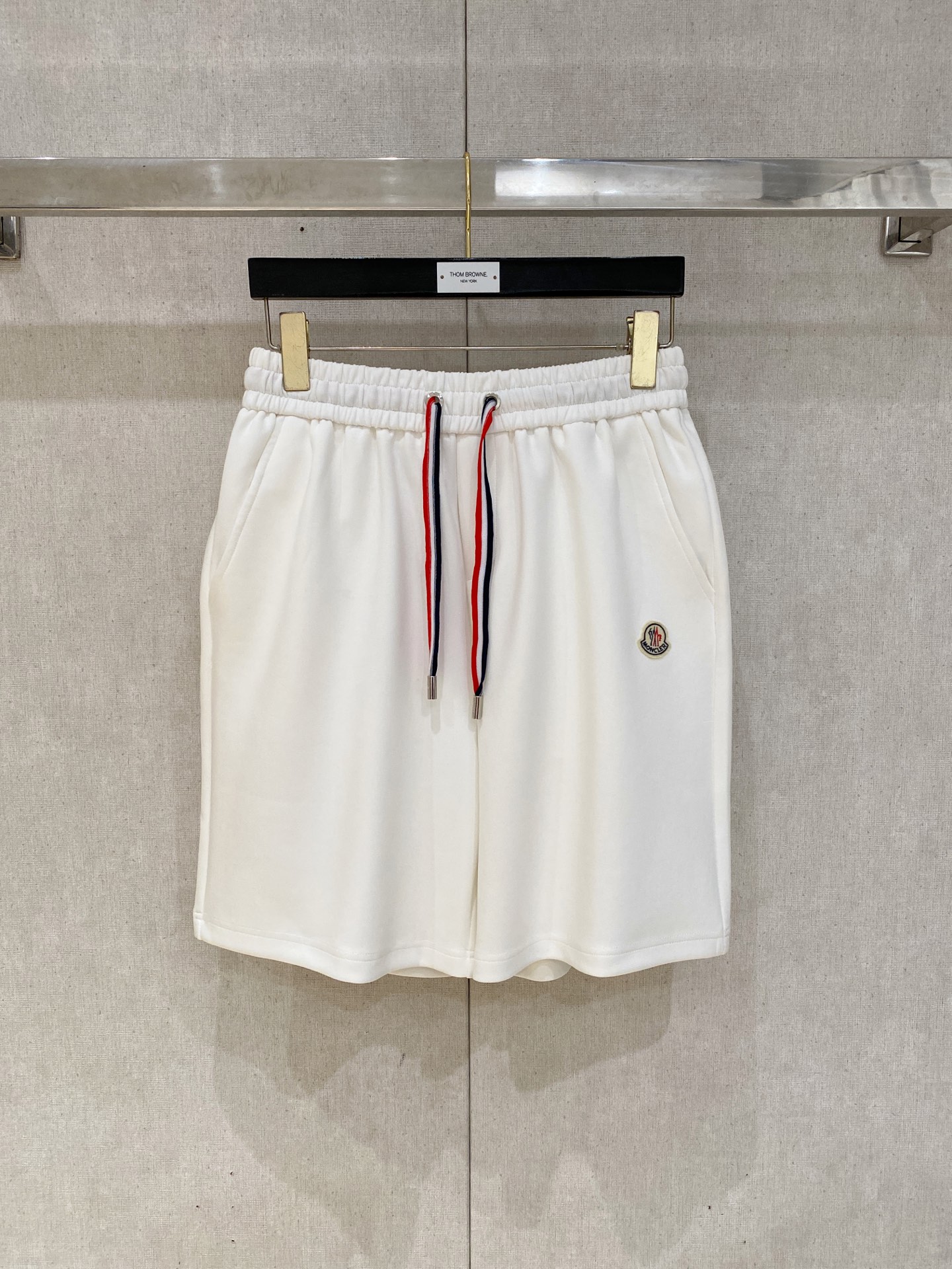 NO:872087,MONCLER 2026 new spring and summer men's casual loose shorts, three-quarter pants, high-end goods, simple, fashionable and generous, customized original imported fabrics, simple and refreshing, high-quality workmanship details, exquisite, simple and generous, versatile style, elegant and handsome upper body, brand new sense of sight!  The appearance is incomparable, the details are in place, and the upper body is not picky!  Size M-3XL,,Moncler,shorts,19860909蒙口MONCLER 2026春夏新款男士休闲宽松短裤 五分裤 高端货简洁时尚大方定制原版进口面料简洁利落又清爽品质做工细节精美简约大方百搭款 上身优雅帅气,焕然一新的即视感！品相无敌,细节都很到位,上身不挑人！ 码数M-3XL,,Moncler,shorts,,Men's clothing
