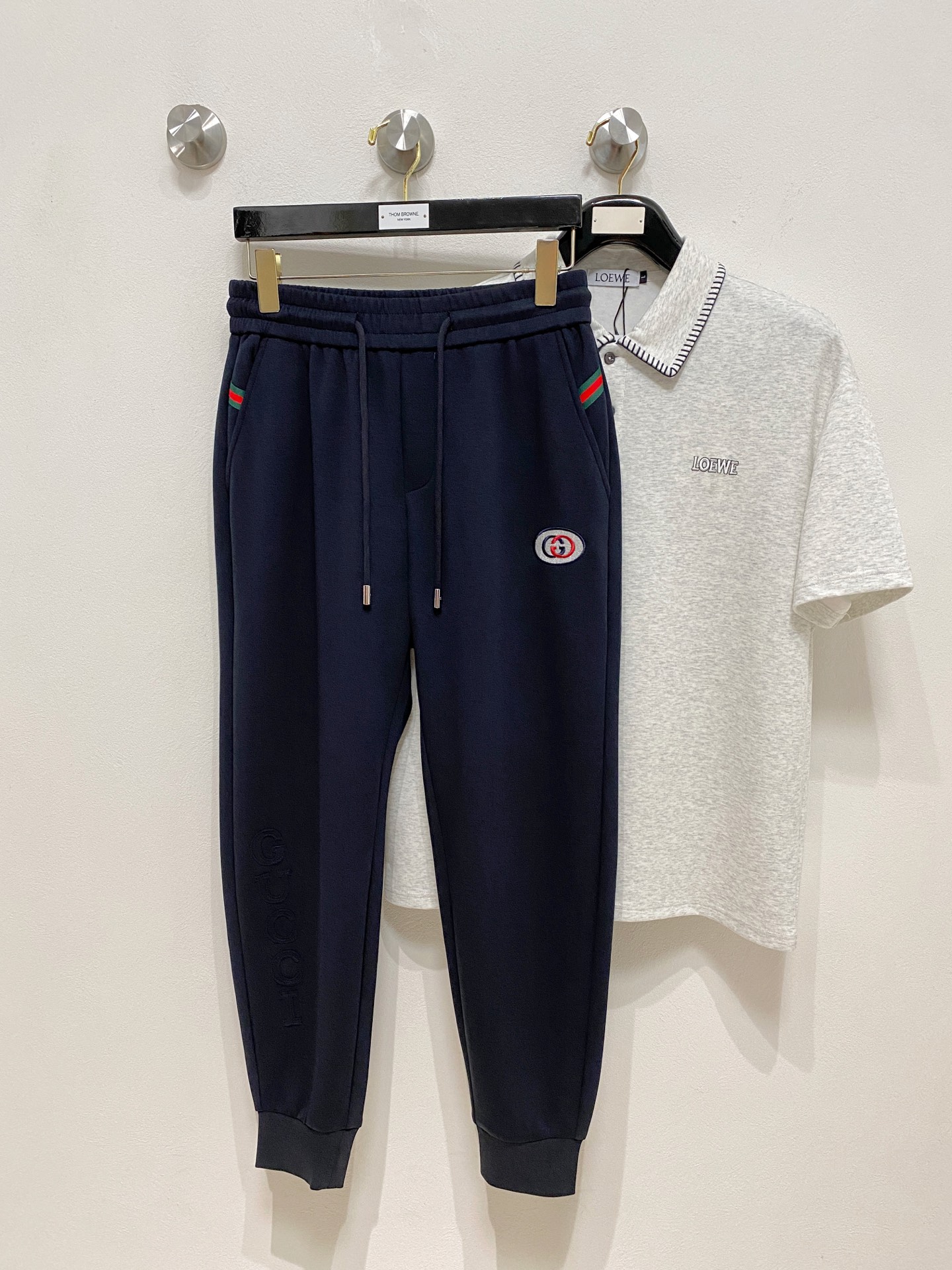 NO:914186,Gucci's new casual pants, high-end version!  Custom-made fabrics at the counter are highly breathable and comfortable, with impeccable details and brand element design concepts, reflecting high quality. It feels delicate and soft!  It presents a casual cut and the upper body shape is awesome!  Size: M-3XL,,gucci,19860909古驰新款休闲裤 高端版本！专柜定制面料 透气舒适度高,细节无可挑剔,品牌元素设计理念,体现高品质.手感细腻柔软！呈现休闲裁剪,上身版型超赞！码数: M-3XL,,gucci,,Men's clothing