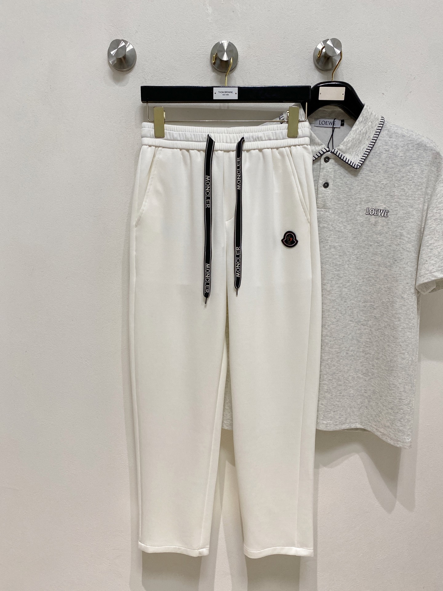 NO:914160,New type of casual pants with mouth covering, high-end version!  Custom-made fabrics at the counter are highly breathable and comfortable, with impeccable details and brand element design concepts, reflecting high quality. It feels delicate and soft!  It presents a casual cut and the upper body shape is awesome!  Size: M-3XL,,Moncler,19860909蒙口新款休闲裤 高端版本！专柜定制面料 透气舒适度高,细节无可挑剔,品牌元素设计理念,体现高品质.手感细腻柔软！呈现休闲裁剪,上身版型超赞！码数: M-3XL,,Moncler,,Men's clothing