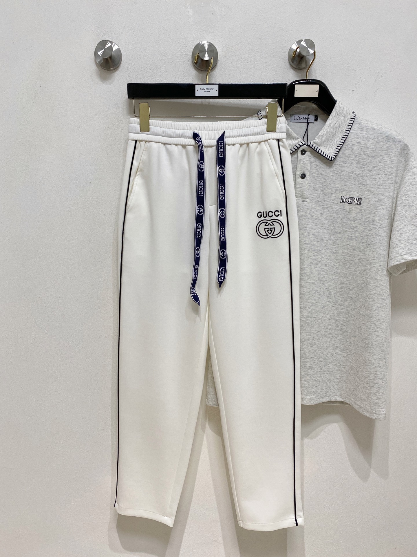 NO:914163,Gucci's new casual pants, high-end version!  Custom-made fabrics at the counter are highly breathable and comfortable, with impeccable details and brand element design concepts, reflecting high quality. It feels delicate and soft!  It presents a casual cut and the upper body shape is awesome!  Size: M-3XL,,gucci,19860909古驰新款休闲裤 高端版本！专柜定制面料 透气舒适度高,细节无可挑剔,品牌元素设计理念,体现高品质.手感细腻柔软！呈现休闲裁剪,上身版型超赞！码数: M-3XL,,gucci,,Men's clothing