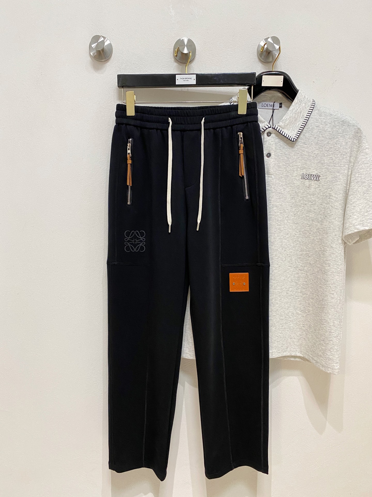 NO:914166,Loewe's new casual pants, high-end version!  Custom-made fabrics at the counter are highly breathable and comfortable, with impeccable details and brand element design concepts, reflecting high quality. It feels delicate and soft!  It presents a casual cut and the upper body shape is awesome!  Size: M-3XL,,loewe,19860909罗意威新款休闲裤 高端版本！专柜定制面料 透气舒适度高,细节无可挑剔,品牌元素设计理念,体现高品质.手感细腻柔软！呈现休闲裁剪,上身版型超赞！码数: M-3XL,,loewe,,Men's clothing