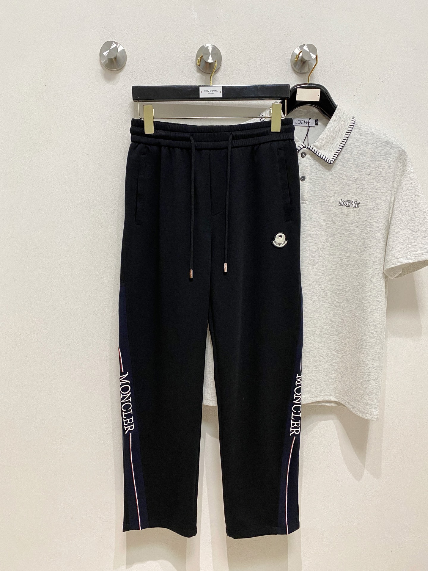 NO:914169,New type of casual pants with mouth covering, high-end version!  Custom-made fabrics at the counter are highly breathable and comfortable, with impeccable details and brand element design concepts, reflecting high quality. It feels delicate and soft!  It presents a casual cut and the upper body shape is awesome!  Size: M-3XL,,Moncler,19860909蒙口新款休闲裤 高端版本！专柜定制面料 透气舒适度高,细节无可挑剔,品牌元素设计理念,体现高品质.手感细腻柔软！呈现休闲裁剪,上身版型超赞！码数: M-3XL,,Moncler,,Men's clothing