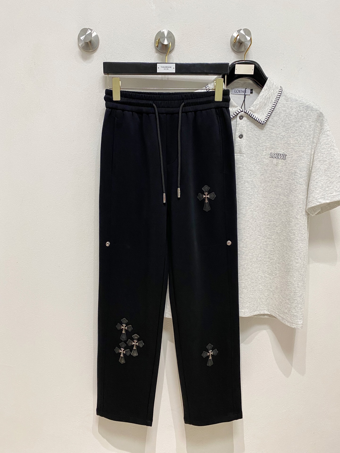 NO:914172,Kroxin's new casual pants, high-end version!  Custom-made fabrics at the counter are highly breathable and comfortable, with impeccable details and brand element design concepts, reflecting high quality. It feels delicate and soft!  It presents a casual cut and the upper body shape is awesome!  Size: M-3XL,,chrome hearts,19860909克罗心新款休闲裤 高端版本！专柜定制面料 透气舒适度高,细节无可挑剔,品牌元素设计理念,体现高品质.手感细腻柔软！呈现休闲裁剪,上身版型超赞！码数: M-3XL,,chrome hearts,,Men's clothing