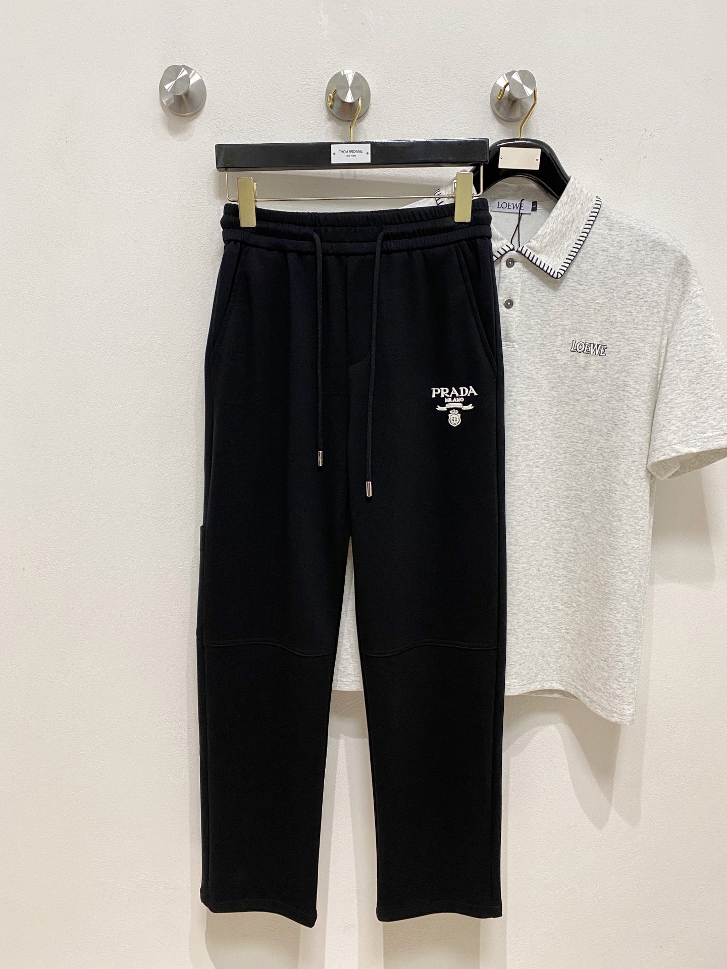 NO:914175,Prada’s new casual pants, high-end version!  Custom-made fabrics at the counter are highly breathable and comfortable, with impeccable details and brand element design concepts, reflecting high quality. It feels delicate and soft!  It presents a casual cut and the upper body shape is awesome!  Size: M-3XL,,prada,19860909普拉达新款休闲裤 高端版本！专柜定制面料 透气舒适度高,细节无可挑剔,品牌元素设计理念,体现高品质.手感细腻柔软！呈现休闲裁剪,上身版型超赞！码数: M-3XL,,prada,,Men's clothing