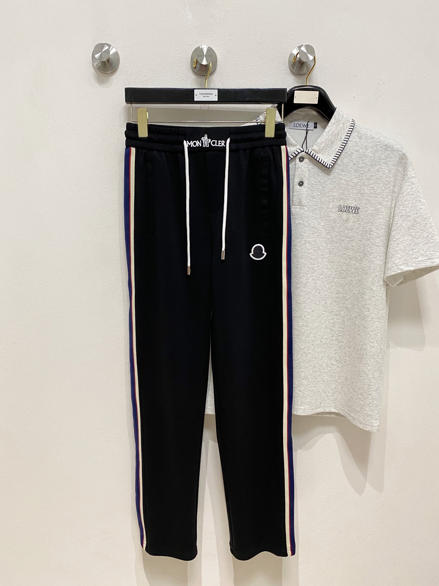 NO:914178,New type of casual pants with mouth covering, high-end version!  Custom-made fabrics at the counter are highly breathable and comfortable, with impeccable details and brand element design concepts, reflecting high quality. It feels delicate and soft!  It presents a casual cut and the upper body shape is awesome!  Size: M-3XL,,Moncler,19860909蒙口新款休闲裤 高端版本！专柜定制面料 透气舒适度高,细节无可挑剔,品牌元素设计理念,体现高品质.手感细腻柔软！呈现休闲裁剪,上身版型超赞！码数: M-3XL,,Moncler,,Men's clothing