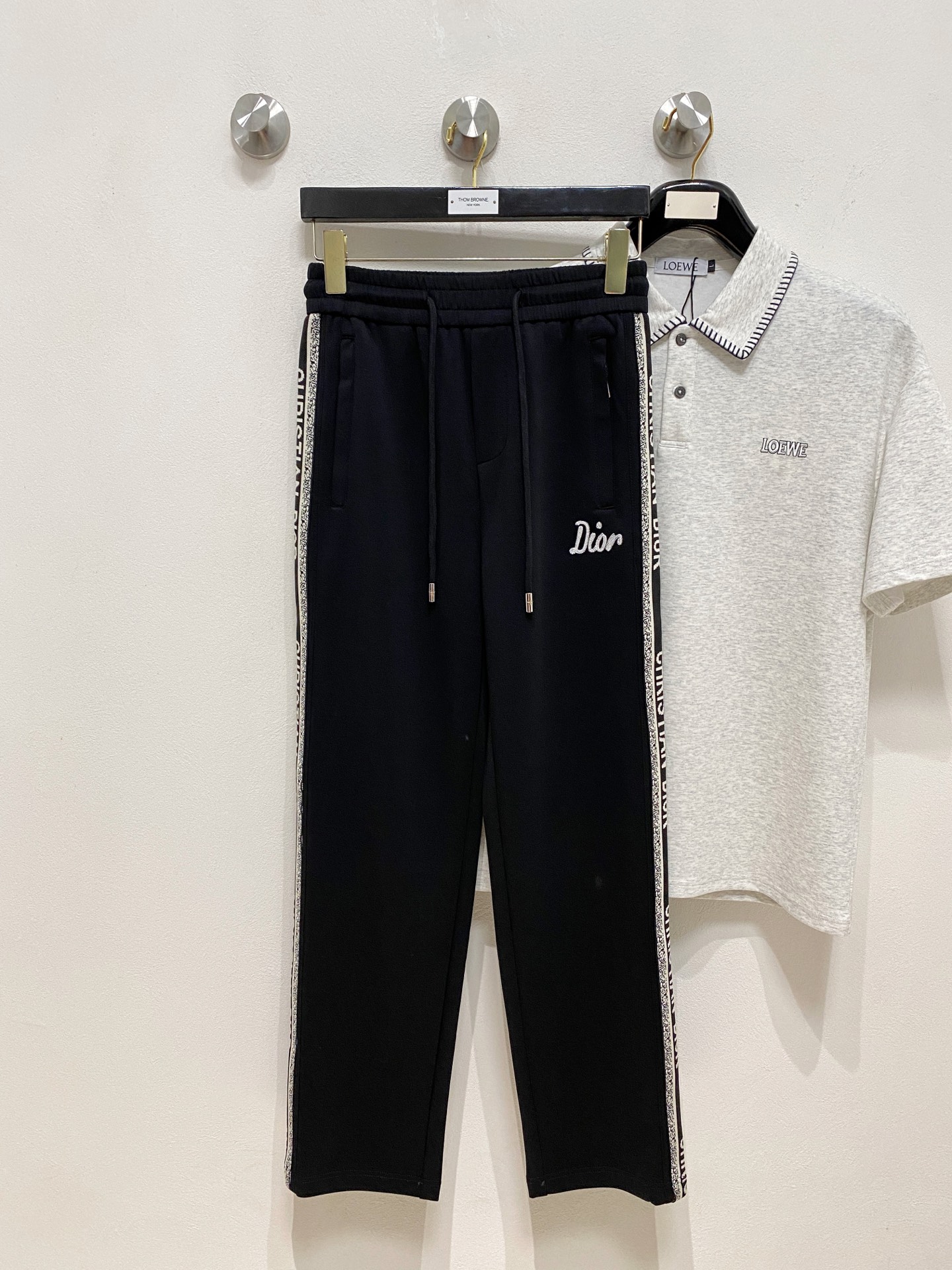 NO:914181,Dior's new casual pants, high-end version!  Custom-made fabrics at the counter are highly breathable and comfortable, with impeccable details and brand element design concepts, reflecting high quality. It feels delicate and soft!  It presents a casual cut and the upper body shape is awesome!  Size: M-3XL,,dior,19860909迪奥新款休闲裤 高端版本！专柜定制面料 透气舒适度高,细节无可挑剔,品牌元素设计理念,体现高品质.手感细腻柔软！呈现休闲裁剪,上身版型超赞！码数: M-3XL,,dior,,Men's clothing