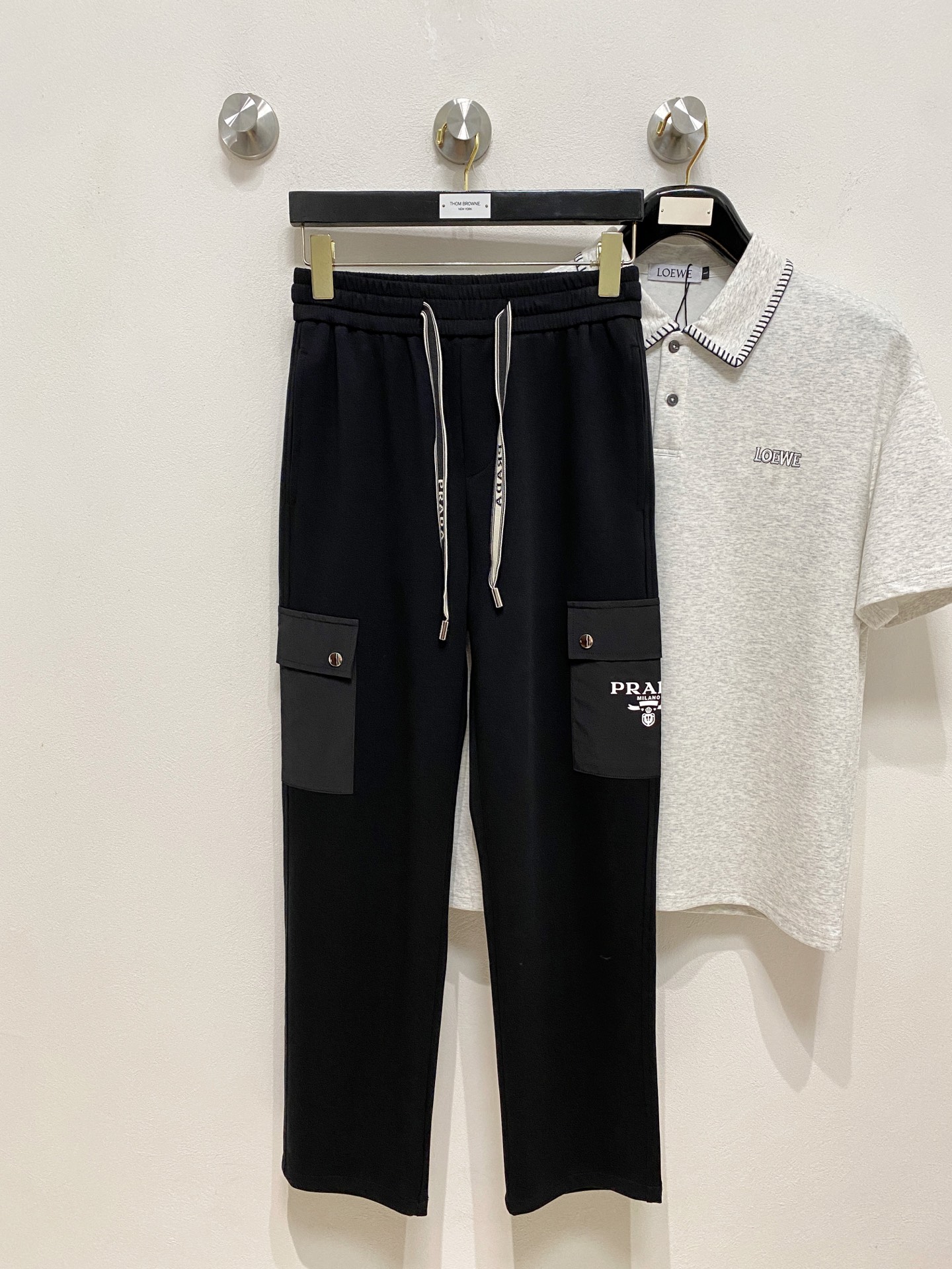 NO:914183,Prada’s new casual pants, high-end version!  Custom-made fabrics at the counter are highly breathable and comfortable, with impeccable details and brand element design concepts, reflecting high quality. It feels delicate and soft!  It presents a casual cut and the upper body shape is awesome!  Size: M-3XL,,prada,19860909普拉达新款休闲裤 高端版本！专柜定制面料 透气舒适度高,细节无可挑剔,品牌元素设计理念,体现高品质.手感细腻柔软！呈现休闲裁剪,上身版型超赞！码数: M-3XL,,prada,,Men's clothing
