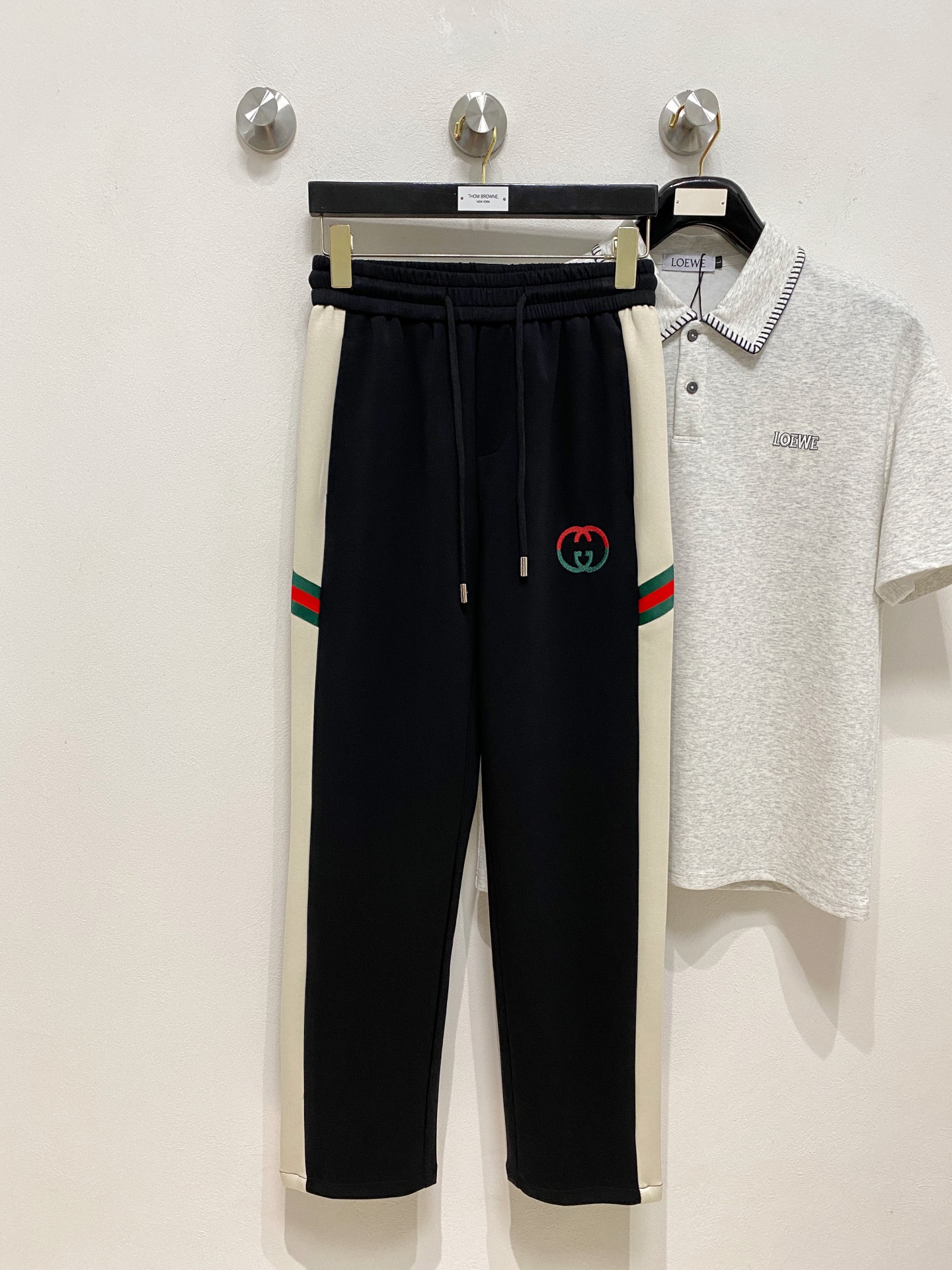 NO:914187,Gucci's new casual pants, high-end version!  Custom-made fabrics at the counter are highly breathable and comfortable, with impeccable details and brand element design concepts, reflecting high quality. It feels delicate and soft!  It presents a casual cut and the upper body shape is awesome!  Size: M-3XL,,gucci,19860909古驰新款休闲裤 高端版本！专柜定制面料 透气舒适度高,细节无可挑剔,品牌元素设计理念,体现高品质.手感细腻柔软！呈现休闲裁剪,上身版型超赞！码数: M-3XL,,gucci,,Men's clothing