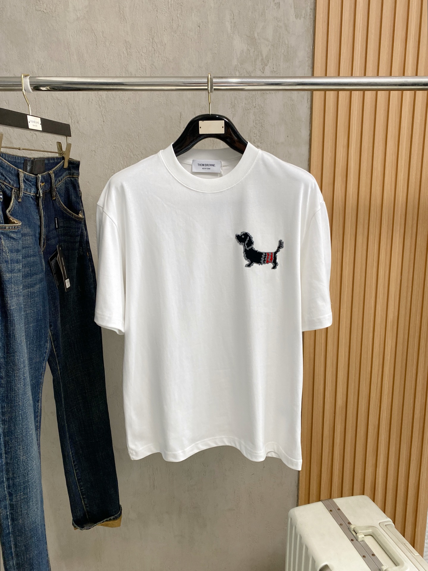NO:877703,TB 2026 new double yarn pure cotton men's casual bottoming short-sleeved T-shirt!  High-end customization, high version, fashionable and versatile, loose version, original imported 300g double-strand pure cotton fabric, threaded cuffs, collar and hem, super soft and delicate to the touch, skin-friendly and comfortable to wear, high-end boutique. Avant-garde style, charming and comfortable, great upper body, must-have items for men, complete with three standards, size M-2Xl, can wear up to 200 pounds, T-shirt, tees, t-shirt,19860909TB 2026 新款双纱纯棉男士休闲打底短袖T恤！高端定制 高版本 时尚百搭爆款宽松版型原版进口300克双股纯棉面料 螺纹袖口.领口衣摆 手感超柔软细腻 穿着亲肤舒适 高端精品.前卫风格魅力舒适, 上身非常赞 男士必备单品 三标齐全 尺码M-2Xl 最大穿200斤,,T-shirt,tees，t-shirt,,Men's clothing