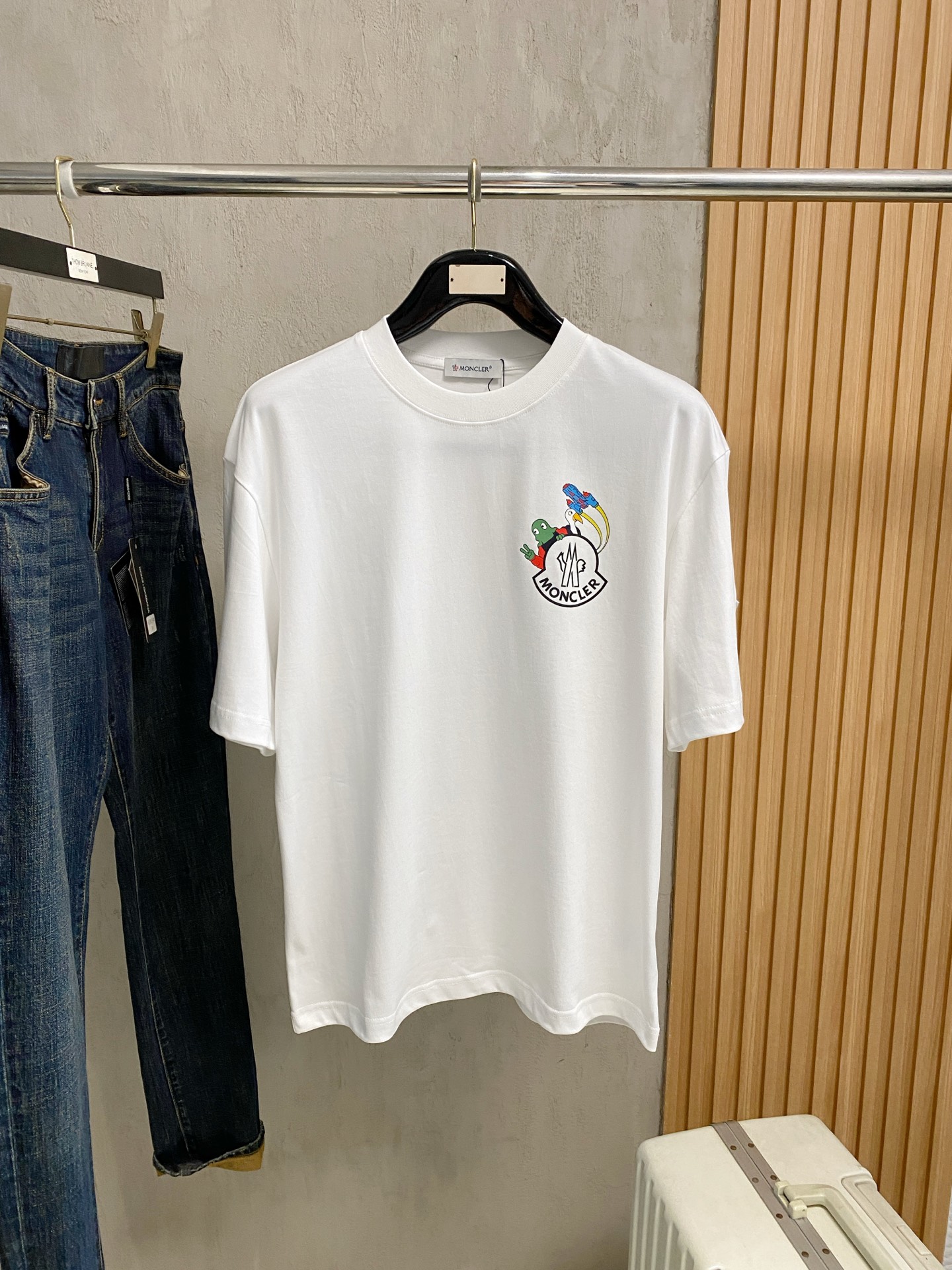 NO:877687,Mengkou 2026 new double yarn pure cotton men's casual bottoming short-sleeved T-shirt!  High-end customization, high version, fashionable and versatile, loose version, original imported 300g double-ply cotton fabric, threaded cuffs, collar and hem, super soft and delicate to the touch, skin-friendly and comfortable to wear, high-end boutique. Avant-garde style, charming and comfortable, great upper body, essential items for men, complete with three standards, size M-2Xl, maximum wear 200 pounds, Moncler, T-shirt, tees, t-shirt,19860909蒙口 2026 新款双纱纯棉男士休闲打底短袖T恤！高端定制 高版本 时尚百搭爆款宽松版型原版进口300克双股纯棉面料 螺纹袖口.领口衣摆 手感超柔软细腻 穿着亲肤舒适 高端精品.前卫风格魅力舒适, 上身非常赞 男士必备单品 三标齐全 尺码M-2Xl 最大穿200斤,,Moncler,T-shirt,tees，t-shirt,,Men's clothing