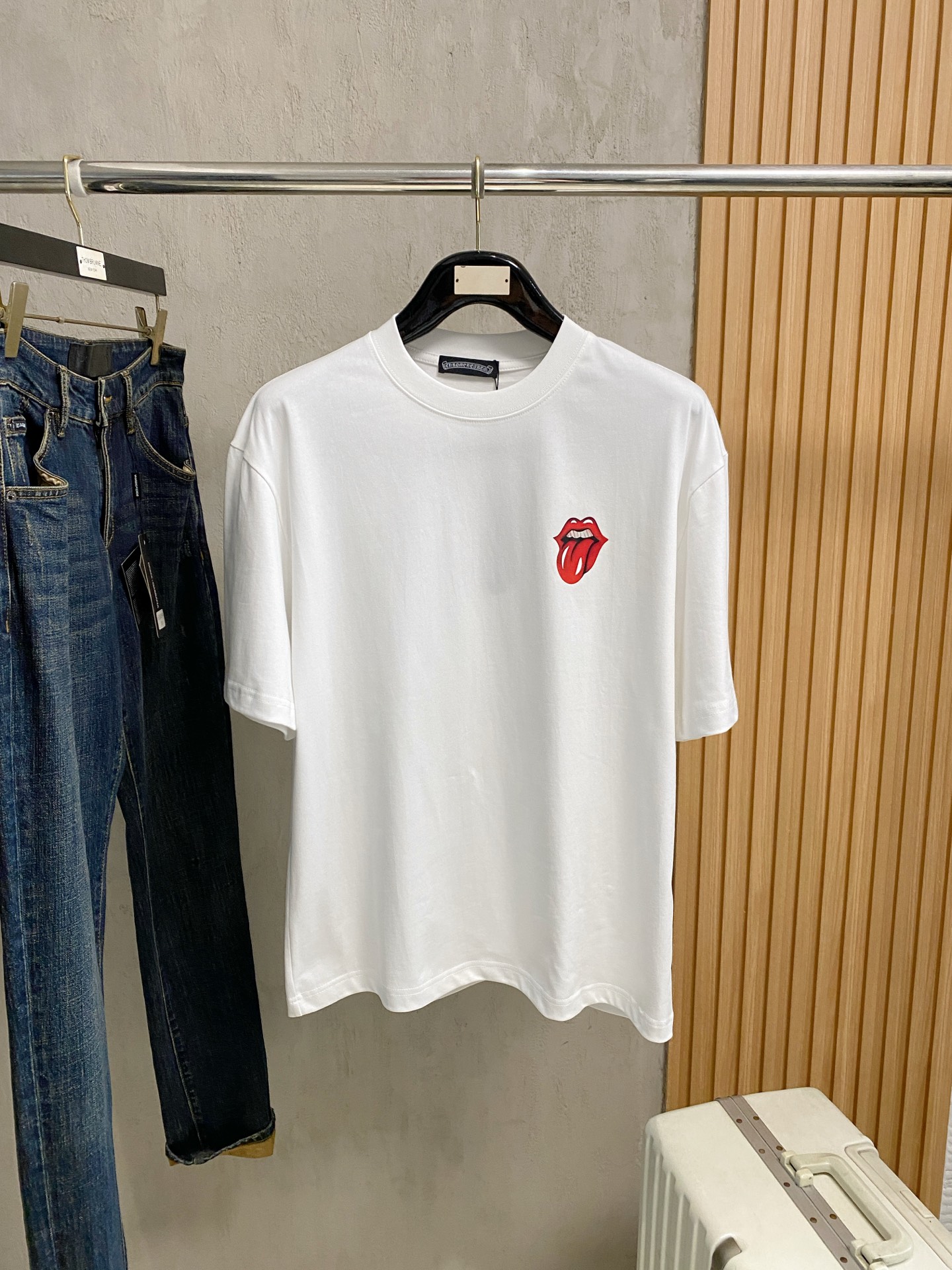 NO:877698,Croxin 2026 new double yarn pure cotton men's casual bottoming short-sleeved T-shirt!  High-end customization, high version, fashionable and versatile, loose version, original imported 300g double-ply cotton fabric, threaded cuffs, collar and hem, super soft and delicate to the touch, skin-friendly and comfortable to wear, high-end boutique. Avant-garde style, charming and comfortable, great for the upper body, men's must-have items, complete with three standards, size M-2Xl, up to 200 pounds, chrome hearts, T-shirt, tees, t-shirt,19860909克罗心 2026 新款双纱纯棉男士休闲打底短袖T恤！高端定制 高版本 时尚百搭爆款宽松版型原版进口300克双股纯棉面料 螺纹袖口.领口衣摆 手感超柔软细腻 穿着亲肤舒适 高端精品.前卫风格魅力舒适, 上身非常赞 男士必备单品 三标齐全 尺码M-2Xl 最大穿200斤,,chrome hearts,T-shirt,tees，t-shirt,,Men's clothing