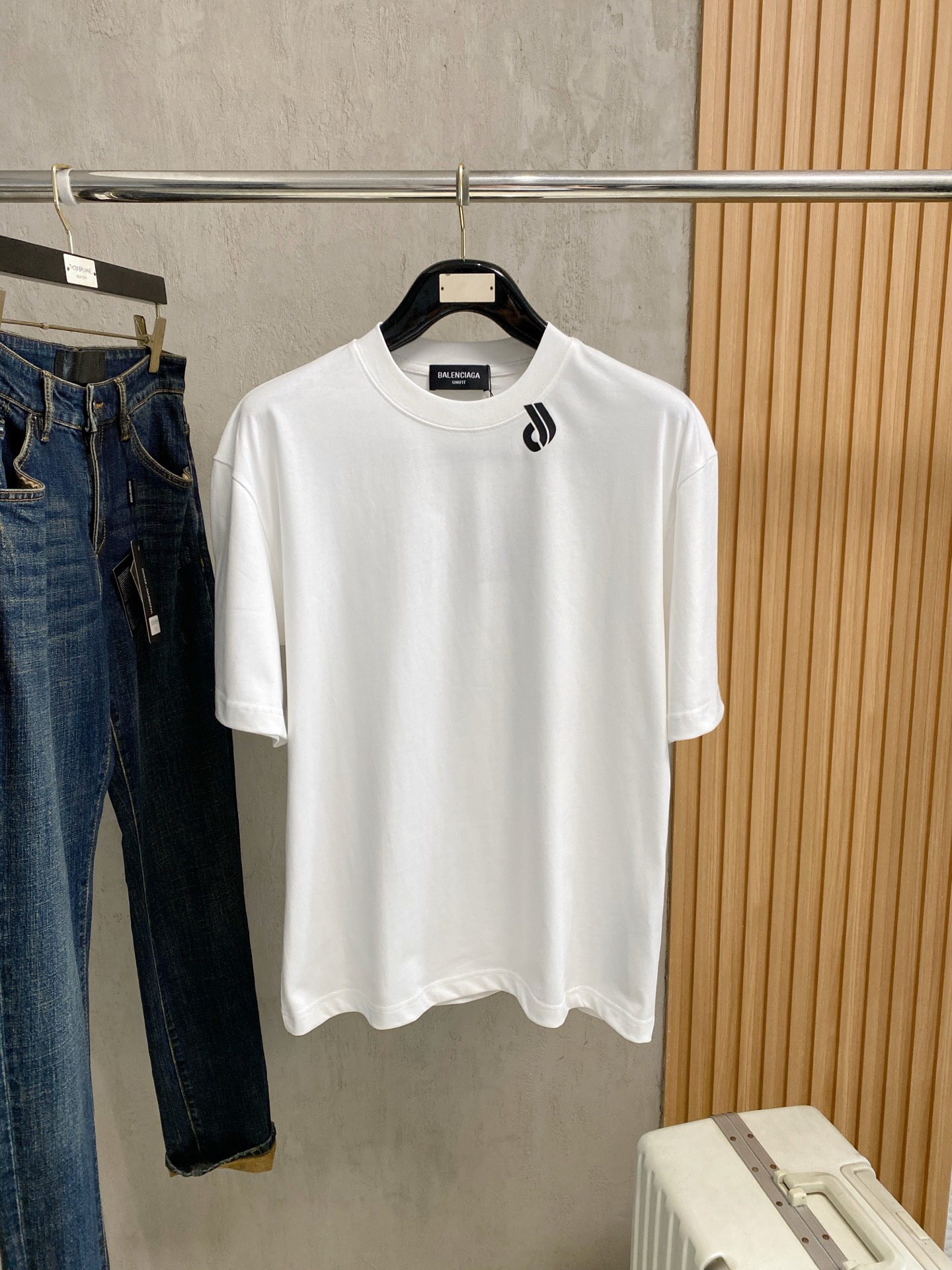 NO:877693,Balenciaga 2026 new double yarn pure cotton men's casual bottoming short-sleeved T-shirt!  High-end customization, high version, fashionable and versatile, loose version, original imported 300g double-ply cotton fabric, threaded cuffs, collar and hem, super soft and delicate to the touch, skin-friendly and comfortable to wear, high-end boutique. Avant-garde style, charming and comfortable, great upper body, essential items for men, complete with three standards, size M-2Xl, up to 200 pounds, balenciaga, T-shirt, tees, t-shirt,19860909巴黎世家 2026 新款双纱纯棉男士休闲打底短袖T恤！高端定制 高版本 时尚百搭爆款宽松版型原版进口300克双股纯棉面料 螺纹袖口.领口衣摆 手感超柔软细腻 穿着亲肤舒适 高端精品.前卫风格魅力舒适, 上身非常赞 男士必备单品 三标齐全 尺码M-2Xl 最大穿200斤,,balenciaga,T-shirt,tees，t-shirt,,Men's clothing