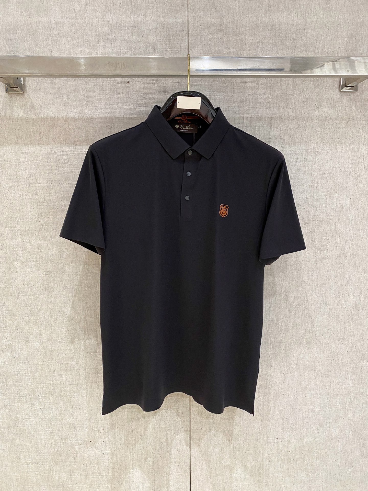 NO:856950,lp Nuoyoupanya 2026ss spring and summer new half-zip polo series. Customized top-quality cool nylon seamless fabric, heavy craftsmanship 1:1 design, crafts printing of fashionable big-name element logos, awesome upper body shape, fine, comfortable and breathable fabrics, super good-looking and a must-have for fashionable men with any combination!  Size M-4XL,,loro piana,19860909lp诺悠翩雅 2026ss春夏新款半拉链polo系列.定制顶级冰爽锦氨无痕面料,重工艺1:1设计,工艺印花时尚大牌元素logo,上身版型超赞,面料细腻舒适透气,随意搭配都超级好看时尚型男必备款哦！ 尺码M-4XL,,loro piana,,Men's clothing