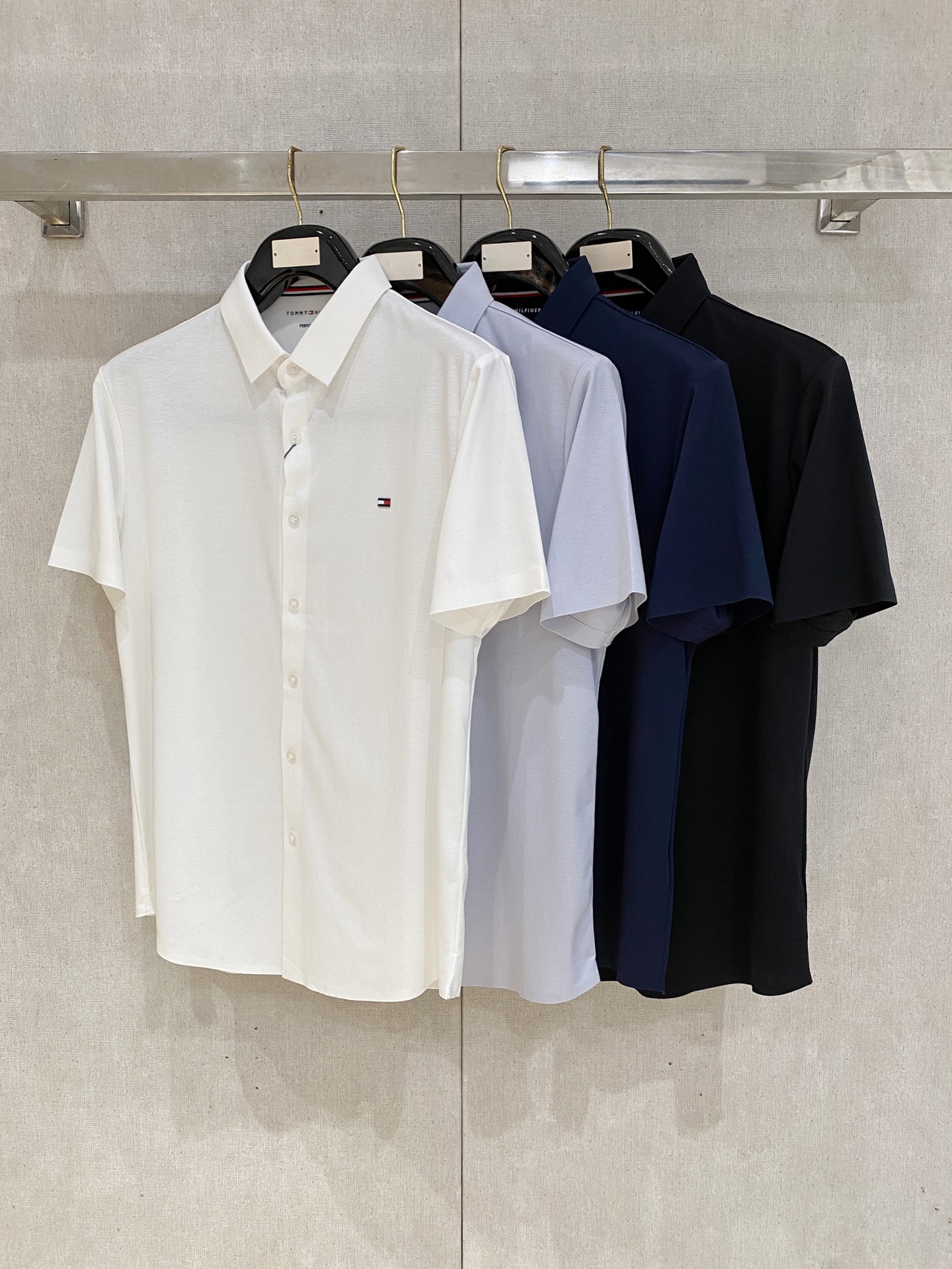 NO:857013,Tommy's 2026ss spring and summer new ice silk seamless polo series. Customized top-grade cool nylon seamless fabric, heavy craftsmanship 1:1 design, process printing fashion big-name element logos, awesome upper body shape, fine, comfortable and breathable fabrics, super good-looking and a must-have for fashionable men with any combination!  Size M-4XL,,19860909汤米 2026ss春夏新款冰丝无痕polo系列.定制顶级冰爽锦氨无痕面料,重工艺1:1设计,工艺印花时尚大牌元素logo,上身版型超赞,面料细腻舒适透气,随意搭配都超级好看时尚型男必备款哦！ 尺码M-4XL,,,Men's clothing