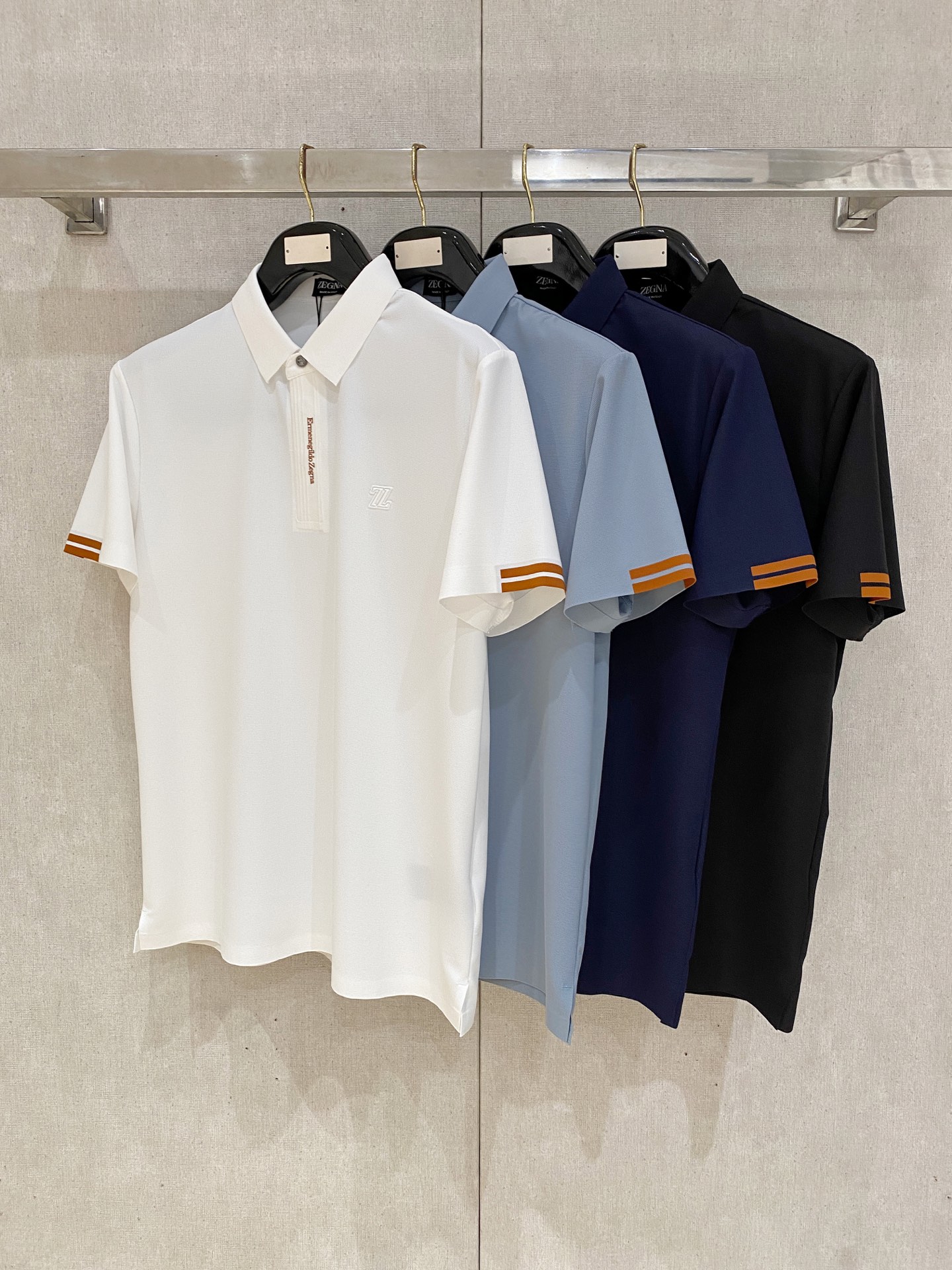 NO:856927,Zegna's 2026ss spring and summer new half-zip polo series. Customized top-quality cool nylon seamless fabric, heavy craftsmanship 1:1 design, crafts printing of fashionable big-name element logos, awesome upper body shape, fine, comfortable and breathable fabrics, super good-looking and a must-have for fashionable men with any combination!  Size M-4XL,,zegna,19860909Zegna杰尼亚 2026ss春夏新款半拉链polo系列.定制顶级冰爽锦氨无痕面料,重工艺1:1设计,工艺印花时尚大牌元素logo,上身版型超赞,面料细腻舒适透气,随意搭配都超级好看时尚型男必备款哦！ 尺码M-4XL,,zegna,,Men's clothing