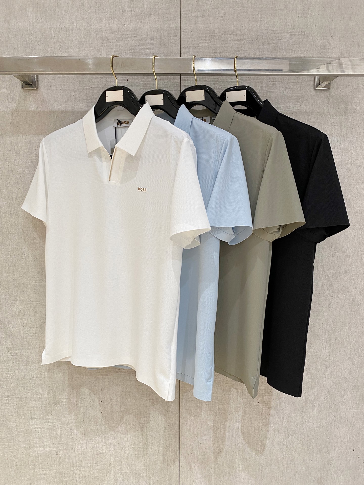 NO:856939,Boss 2026ss new ice silk seamless polo series for spring and summer. Customized top-grade cool nylon seamless fabric, heavy craftsmanship 1:1 design, process printing fashion big-name element logos, awesome upper body shape, fine, comfortable and breathable fabrics, super good-looking and a must-have for fashionable men with any combination!  Size M-4XL,,19860909boss 2026ss春夏新款冰丝无痕polo系列.定制顶级冰爽锦氨无痕面料,重工艺1:1设计,工艺印花时尚大牌元素logo,上身版型超赞,面料细腻舒适透气,随意搭配都超级好看时尚型男必备款哦！ 尺码M-4XL,,,Men's clothing