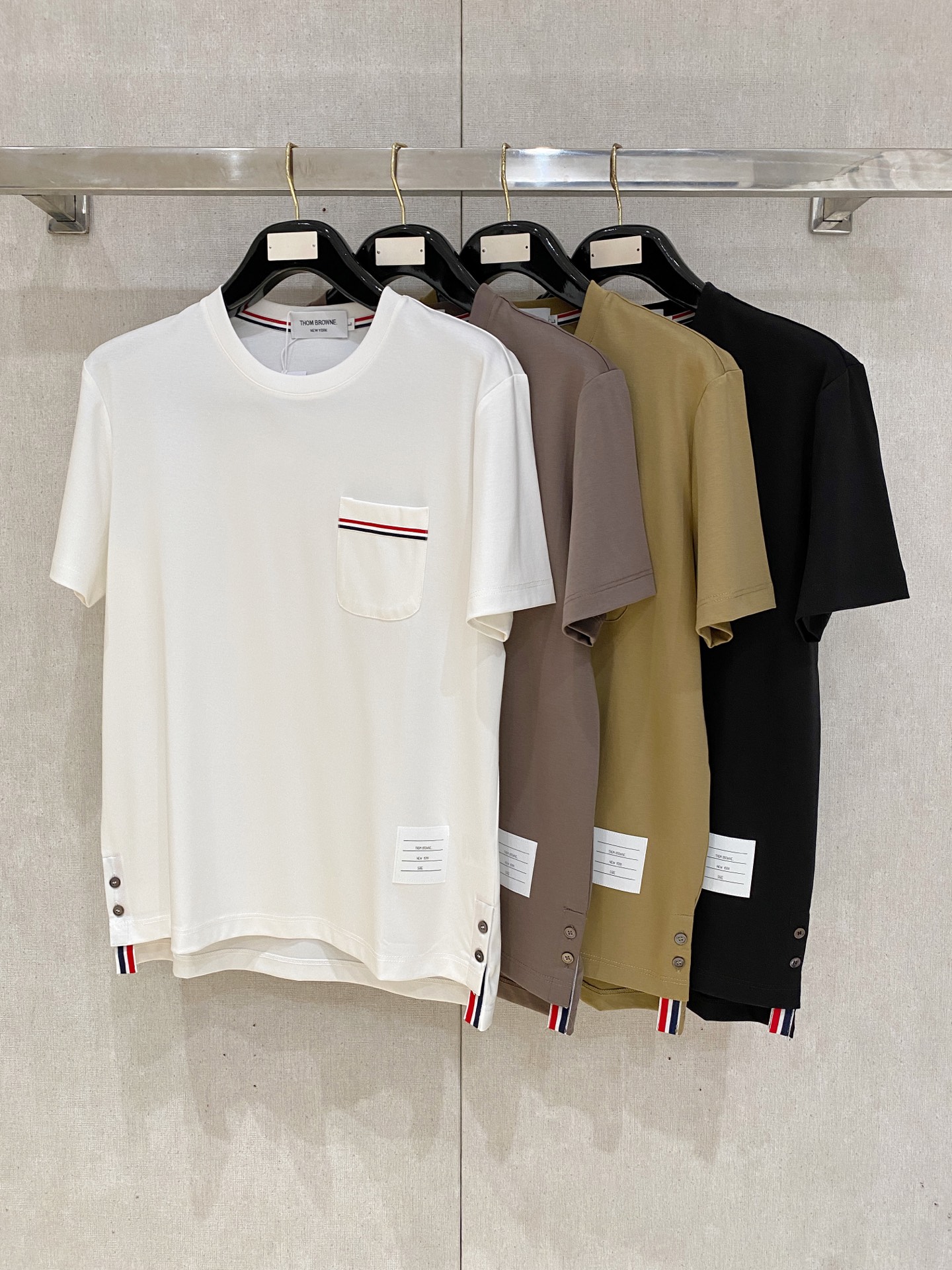 NO:856949,tb Tom Brown's 2026 spring and summer new men's round neck short-sleeved T-shirt, high-end European ready-to-wear series, a highly designed item, made of top-grade foreign merchants' pima cotton fabric, which is extremely comfortable and breathable, and has positive skin-friendly properties, subverting the traditional fabrics  It brings a comfortable experience with exquisite craftsmanship and accessories. The brand pattern on the chest is uniquely designed and has a strong style. The original tailoring at the counter and meticulous detail processing better highlight its quality. A must-have for street fashionistas. Sizes M-4XL,,thom  browne,T-shirt,tees,t-shirt,19860909tb汤姆布朗2026年春夏新款男士圆领短袖T恤,高端成衣欧货系列,极具设计感的一款单品,顶级外商客供匹马棉面料,上手极微舒适透气,亲肤性积极,颠覆传统面料所带来的舒适体验,工艺辅料考究.胸前品牌图案以独特设计,风格性极强.专柜原版剪裁,一丝不苟细节处理更佳彰显其品质,街头时尚达人必入.尺码M-4XL,,thom browne,T-shirt,tees，t-shirt,,Men's clothing
