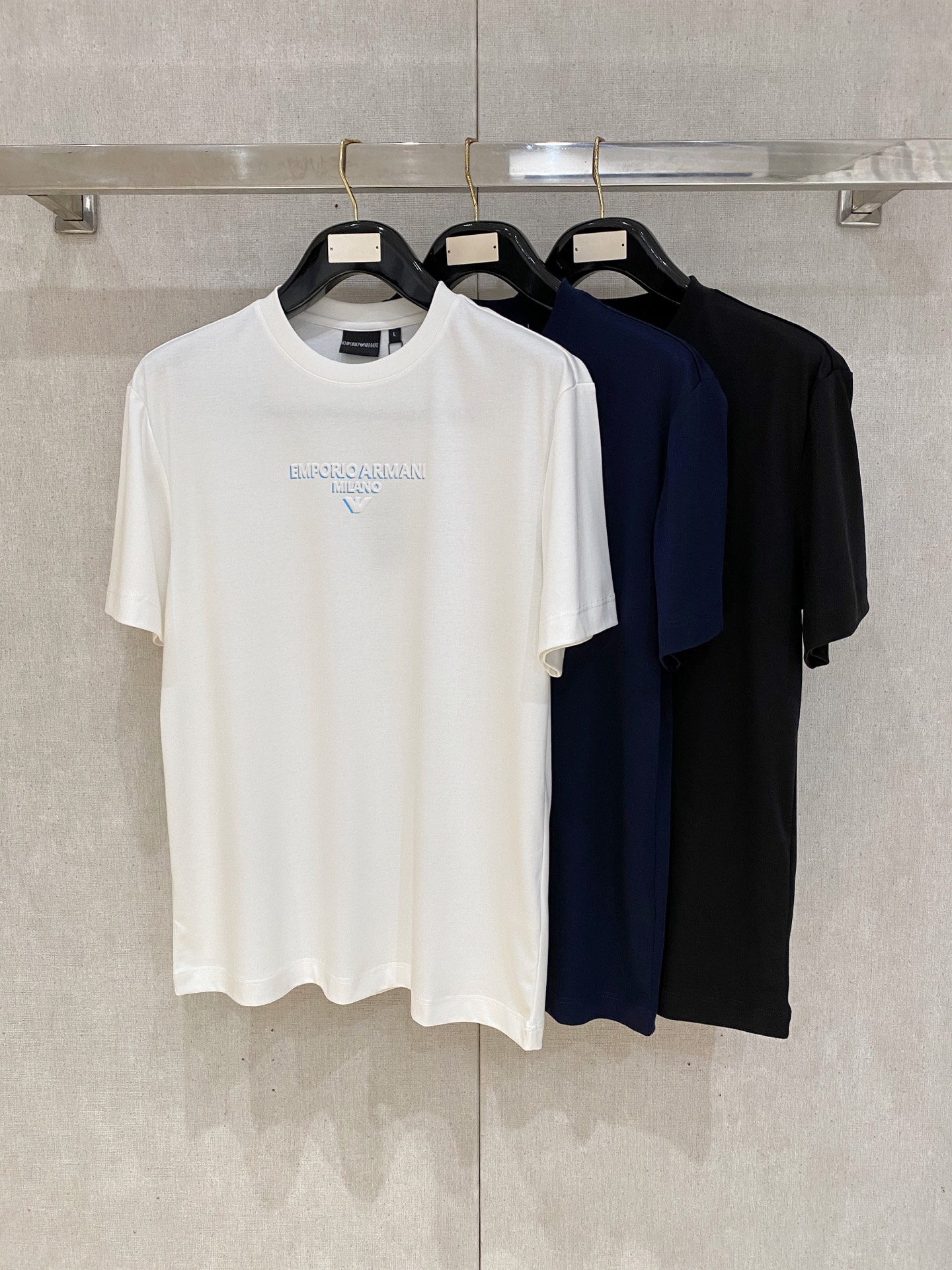 NO:856928,Armani's 2026 spring and summer new men's round-neck short-sleeved T-shirt, high-end European ready-to-wear series, a highly designed item. Top-quality foreign merchants provide pima cotton fabric. It is extremely comfortable and breathable, and has positive skin-friendly properties. It subverts the comfort experience brought by traditional fabrics and has exquisite craftsmanship and accessories.  .The brand pattern on the chest is uniquely designed and has a strong style. The original tailoring at the counter, with meticulous details to better highlight its quality, is a must-have for street fashionistas. Sizes M-4XL, armani, armani, T-shirt, tees, t-shirt,19860909Armani阿玛尼2026年春夏新款男士圆领短袖T恤,高端成衣欧货系列,极具设计感的一款单品,顶级外商客供匹马棉面料,上手极微舒适透气,亲肤性积极,颠覆传统面料所带来的舒适体验,工艺辅料考究.胸前品牌图案以独特设计,风格性极强.专柜原版剪裁,一丝不苟细节处理更佳彰显其品质,街头时尚达人必入.尺码M-4XL,,armani,armani,T-shirt,tees，t-shirt,,Men's clothing