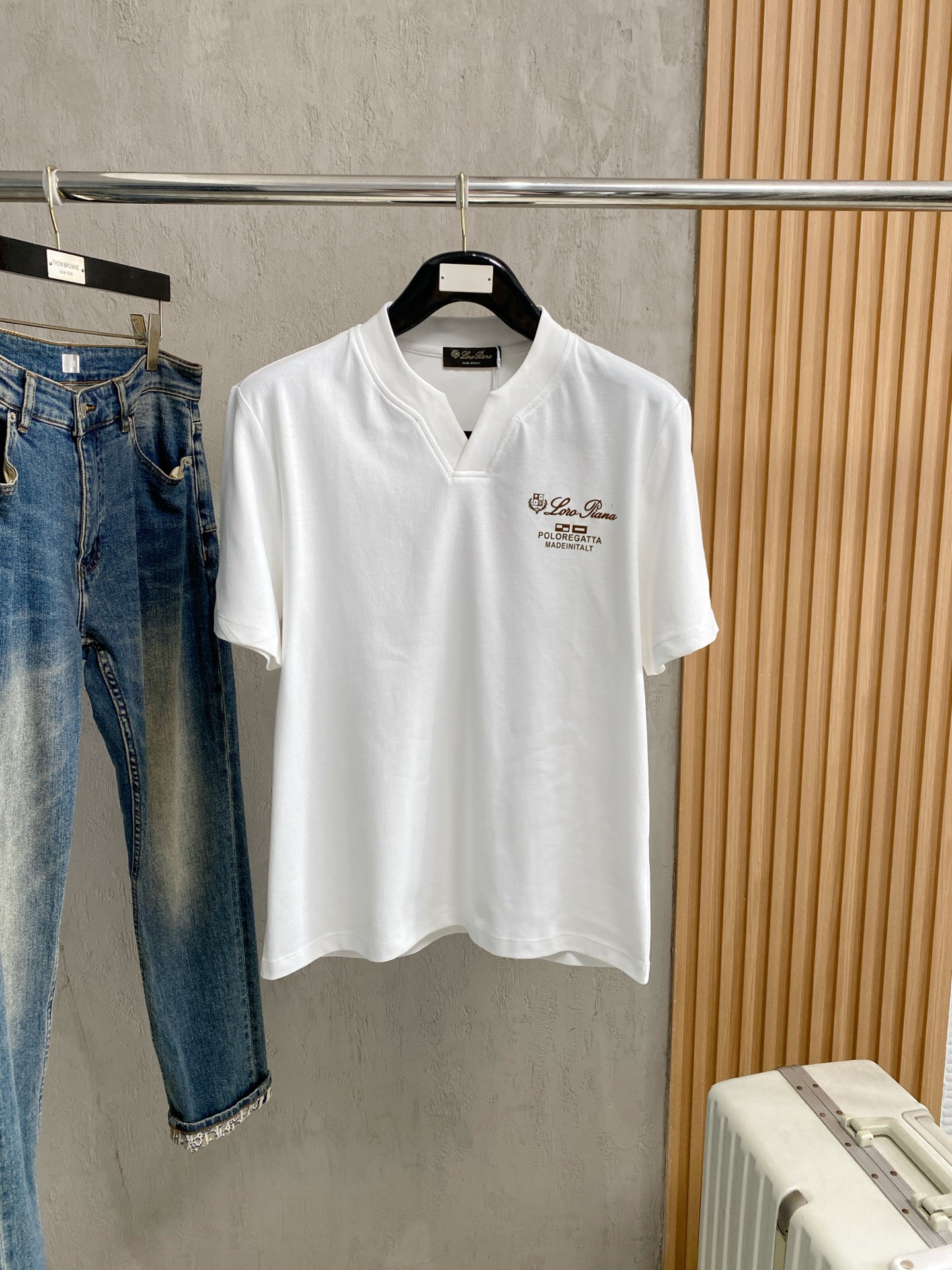 NO:917205,LP 1916 new pure cotton men's casual bottoming short-sleeved T-shirt!  High-end customization, high version, fashionable and versatile, loose version, original imported cotton fabric, threaded cuffs, neckline, super soft and delicate feel, skin-friendly and comfortable to wear, high-end boutique. Avant-garde style, charming and comfortable, great upper body, men's must-have items, three complete standards, sizes M-4XL, loro piana, T-shirt, tees, t-shirt,19860909LP 1916 新款纯棉男士休闲打底短袖T恤！高端定制 高版本 时尚百搭爆款宽松版型原版进口纯棉面料 螺纹袖口.领口衣摆 手感超柔软细腻 穿着亲肤舒适 高端精品.前卫风格魅力舒适, 上身非常赞 男士必备单品 三标齐全 尺码M-4XL,,loro piana,T-shirt,tees，t-shirt,,Men's clothing