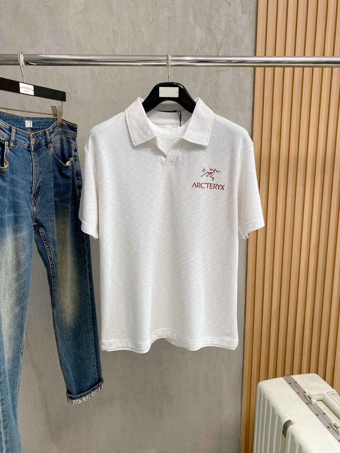 NO:912355,Archaeopteryx highly recommended!  Spring and summer new products are on sale at the counter. Fashionable high-end men's Polo - Logo on the chest, personalized and fashionable/Imported high-density mercerized pearls, extremely skin-friendly and comfortable. It feels very delicate, has a good texture, is cool and breathable, and is a very good overall product. It can be worn alone without any problem. Size M-4Xl, arc'teryx,19860909始祖鸟 重磅推荐！春夏新品 专柜在售 时尚高端男装Polo-胸前Logo个性时尚/进口顶极高密度丝光珠地,极为亲肤舒适 摸上去非常的细腻,质感很好,凉爽透气,整体非常不错的一款,内搭单穿都完全没问题 尺码M-4Xl,arc'teryx,,Men's clothing