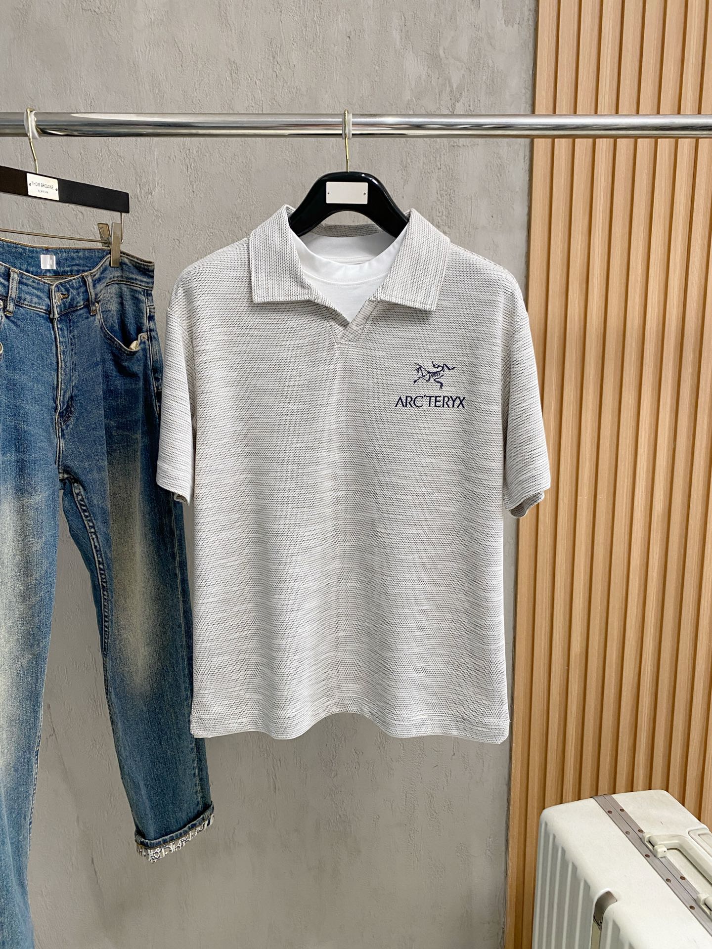 NO:956938,Archaeopteryx highly recommended!  Spring and summer new products are on sale at the counter. Fashionable and high-end men's Polo - Logo on the chest, personalized and fashionable/Imported top high-density mercerized pearls, extremely skin-friendly and comfortable. It feels very delicate, has a good texture, is cool and breathable, and is a very good overall piece. It can be worn alone as an inner layer. Size M-4Xl, arc'teryx,19860909始祖鸟 重磅推荐！春夏新品 专柜在售 时尚高端男装Polo-胸前Logo个性时尚/进口顶极高密度丝光珠地,极为亲肤舒适 摸上去非常的细腻,质感很好,凉爽透气,整体非常不错的一款,内搭单穿都完全没问题 尺码M-4Xl,arc'teryx,,Men's clothing